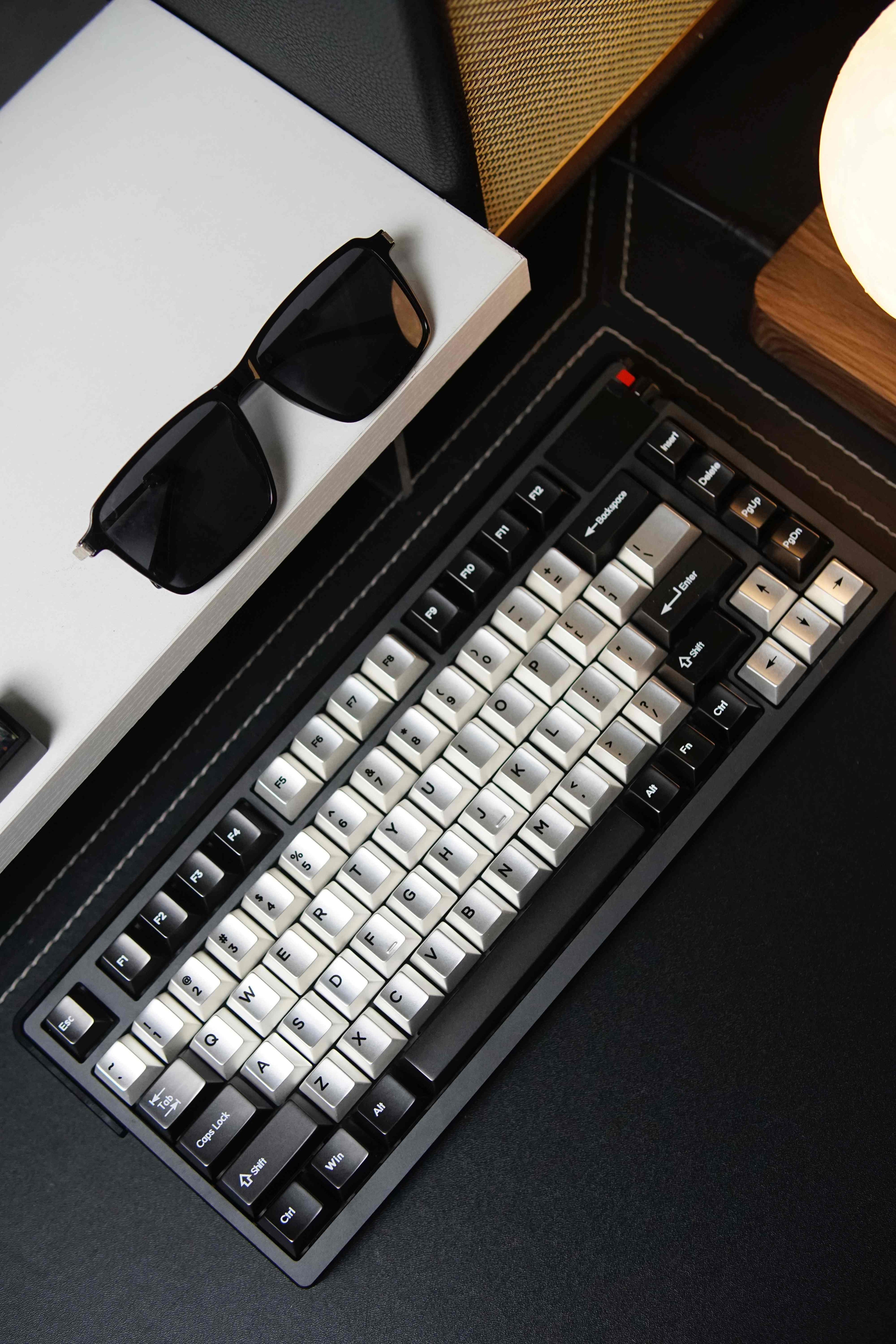 Black silver color scheme simple conventional style metal material CNC machining zinc alloy keycap set