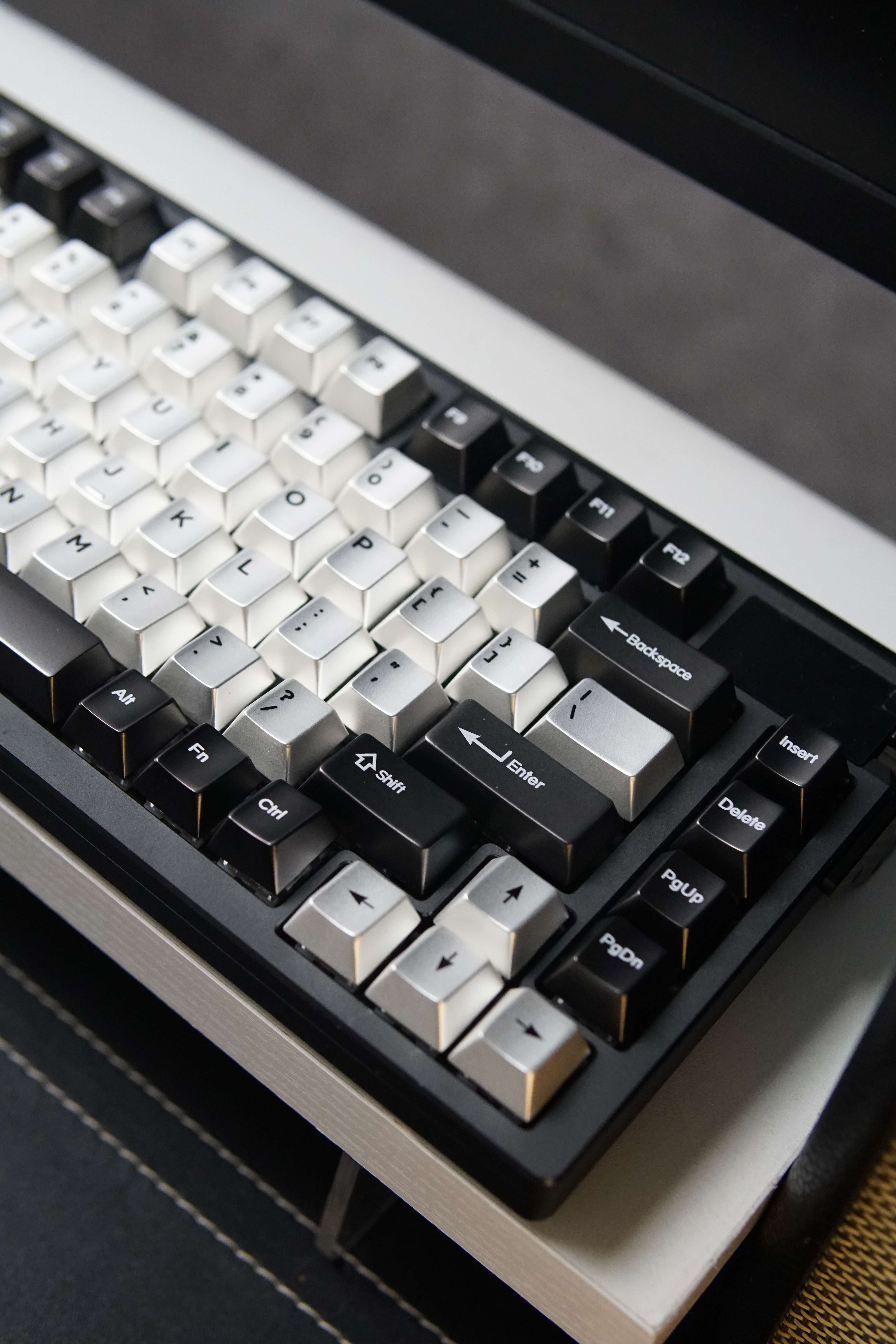 Black silver color scheme simple conventional style metal material CNC machining zinc alloy keycap set