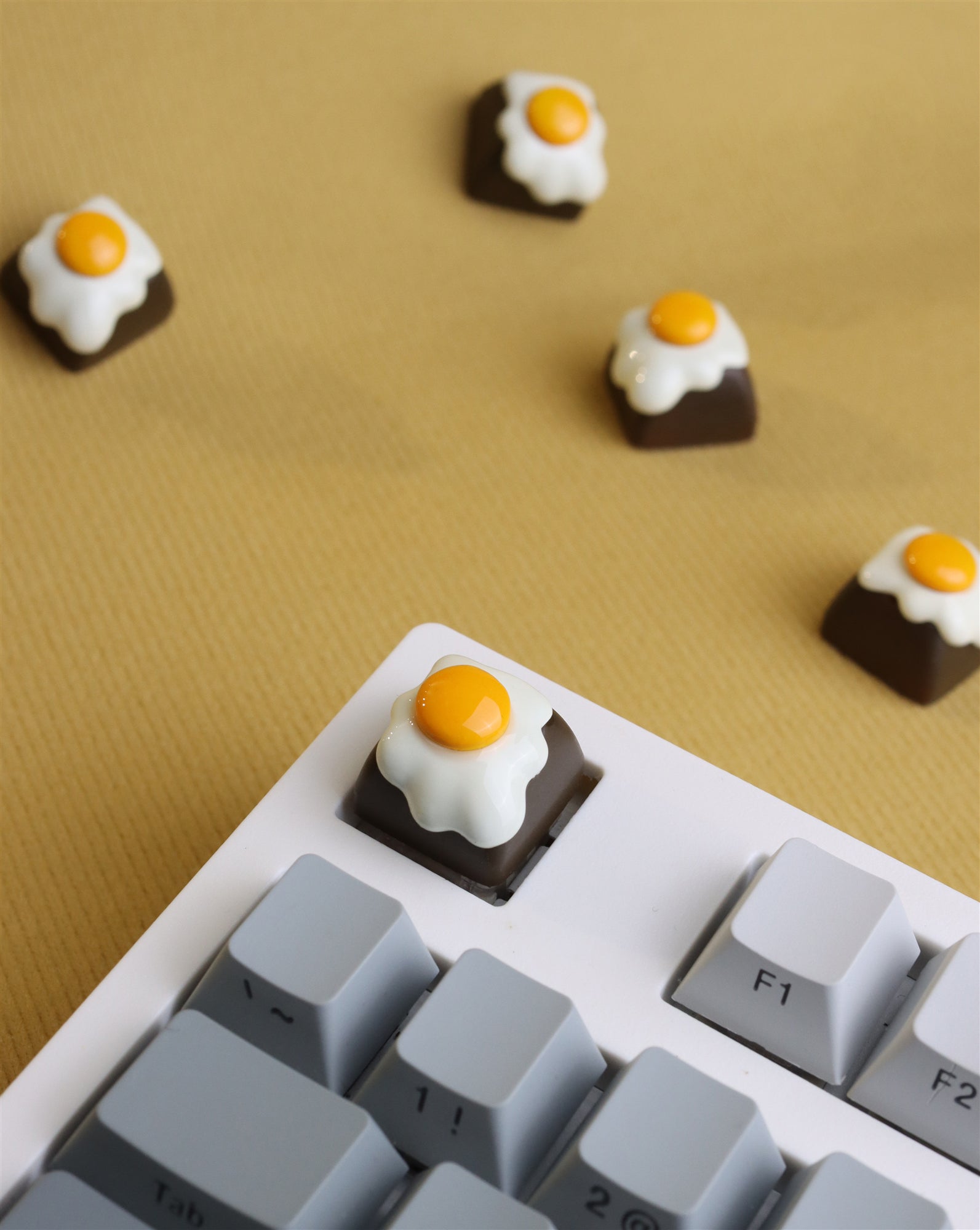 Fried egg shaped personalized keycaps, resin artistic creative keycaps, mechanical keyboard decorative keycaps.