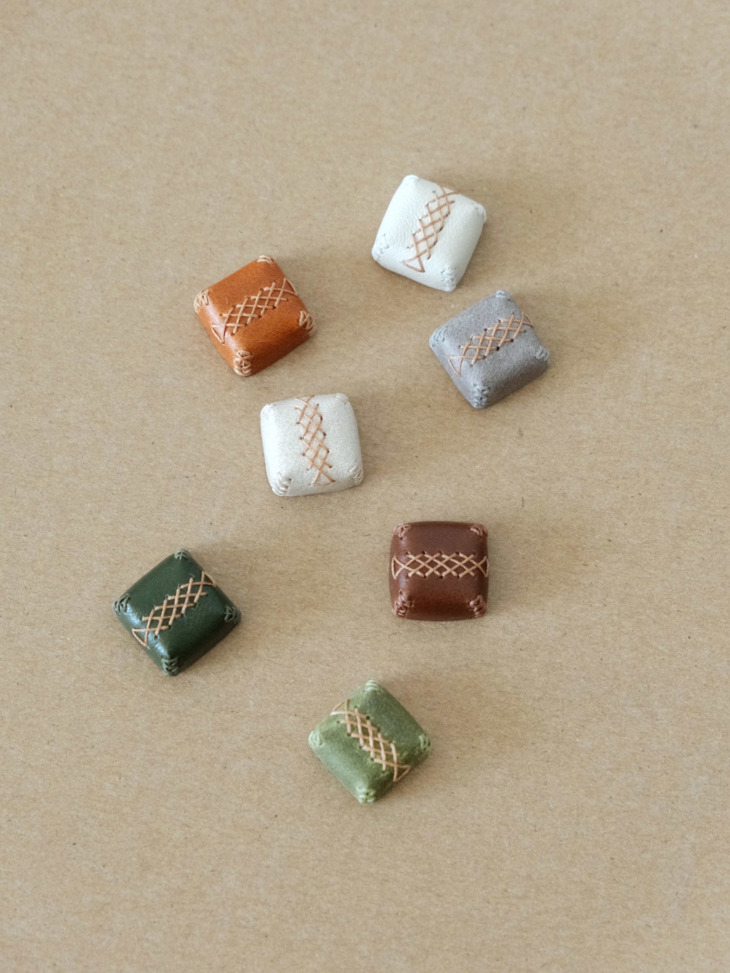 Leather material personalized keycaps, leather stitched retro artisan keycaps, mechanical keyboard decorative keycaps.