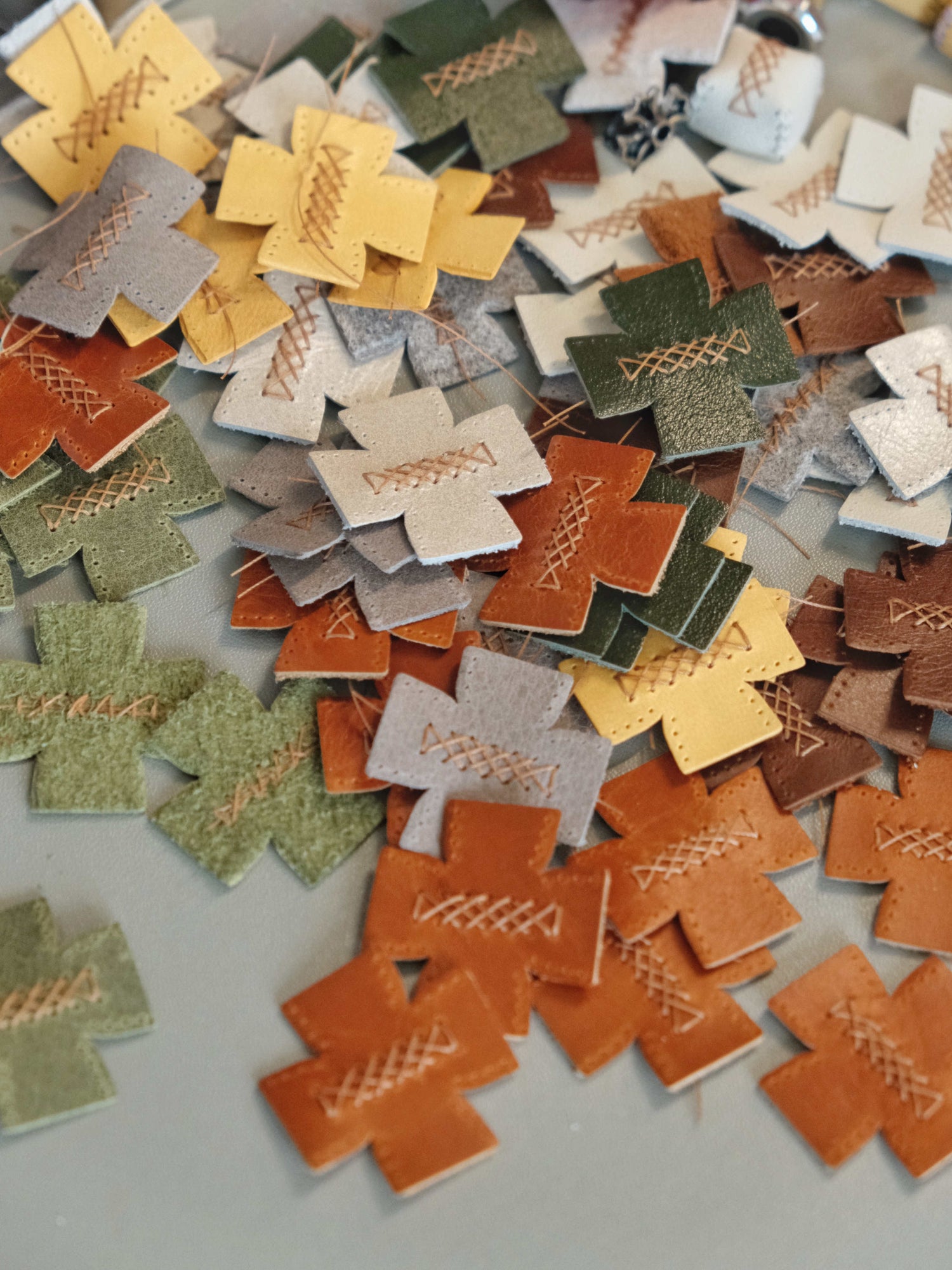 Leather material personalized keycaps, leather stitched retro artisan keycaps, mechanical keyboard decorative keycaps.