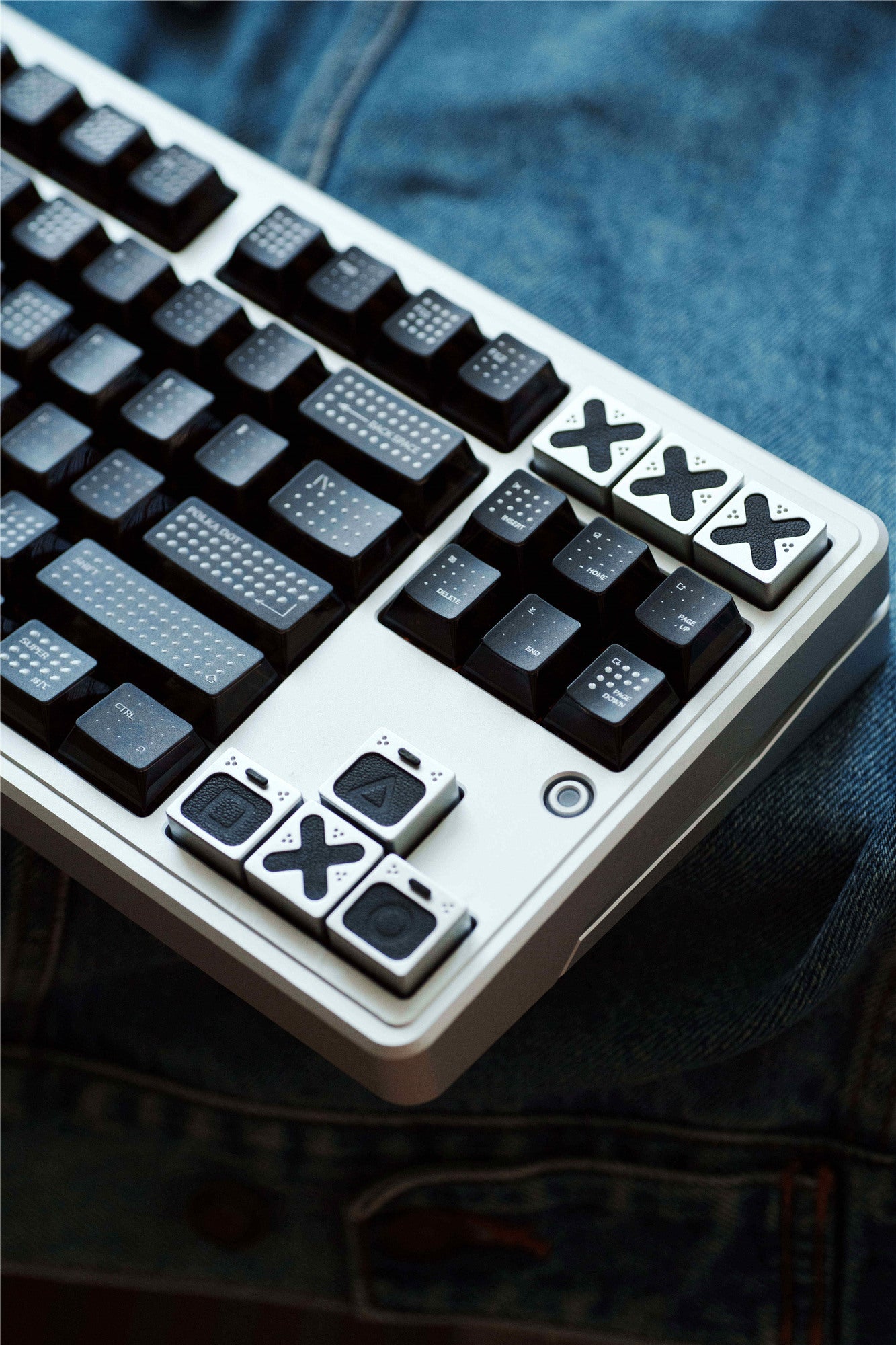 Genuine leather gaming blocks, personalized keycaps, directional keys, imitation metal coating, handmade leather keycaps, single creative keycaps, retro style keycaps