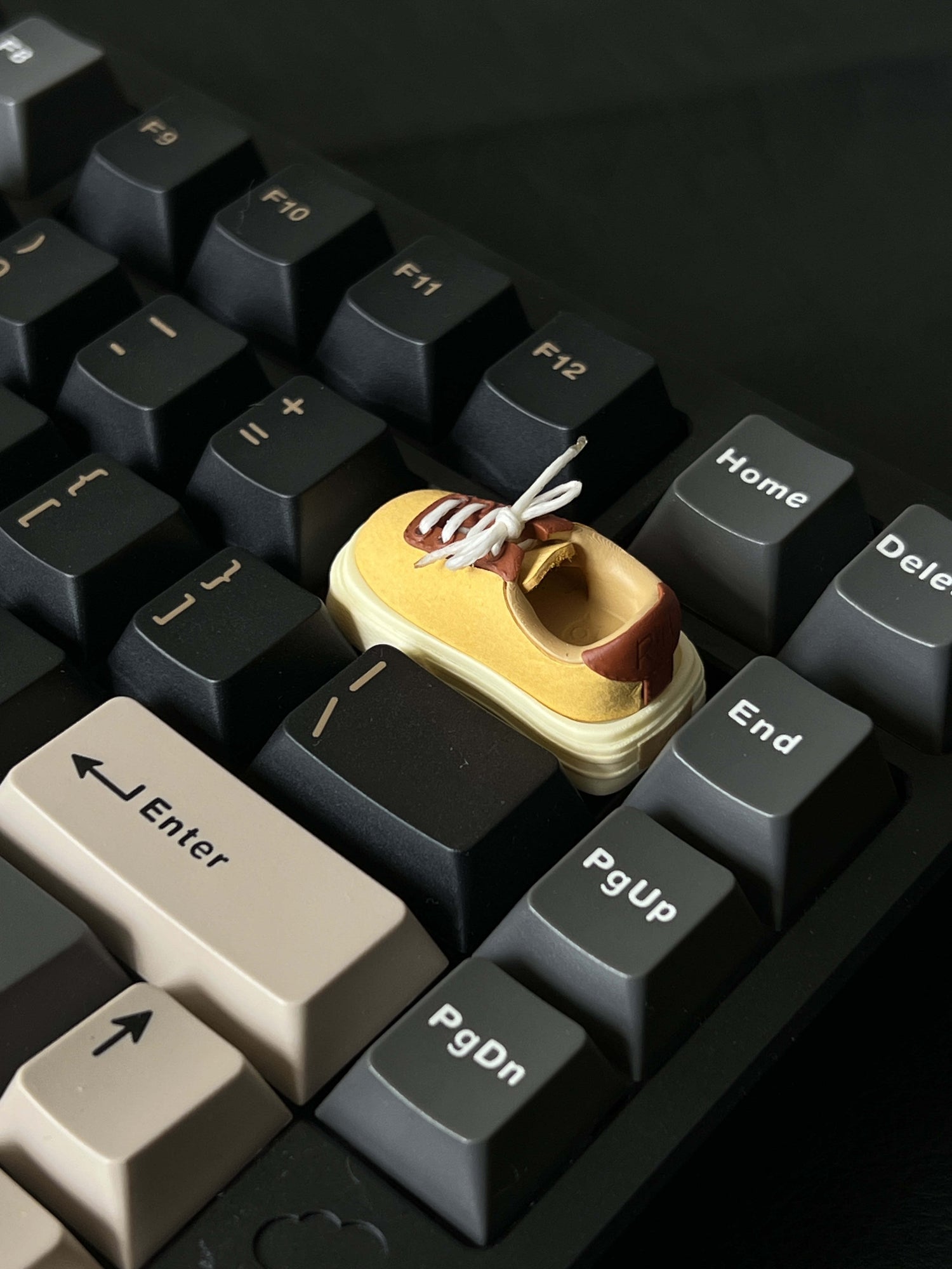 Genuine leather small leather shoes with personalized keycaps 2U, retro creative mechanical keyboard keycaps, genuine leather artistic handmade keycaps