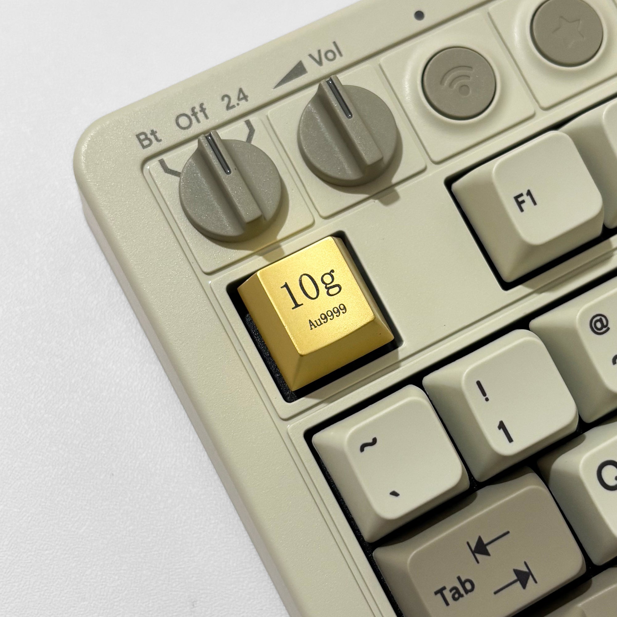 10G golden keycaps! Zinc alloy material. Metal personalized keycaps, humorous prank keycaps, artistic keycaps.