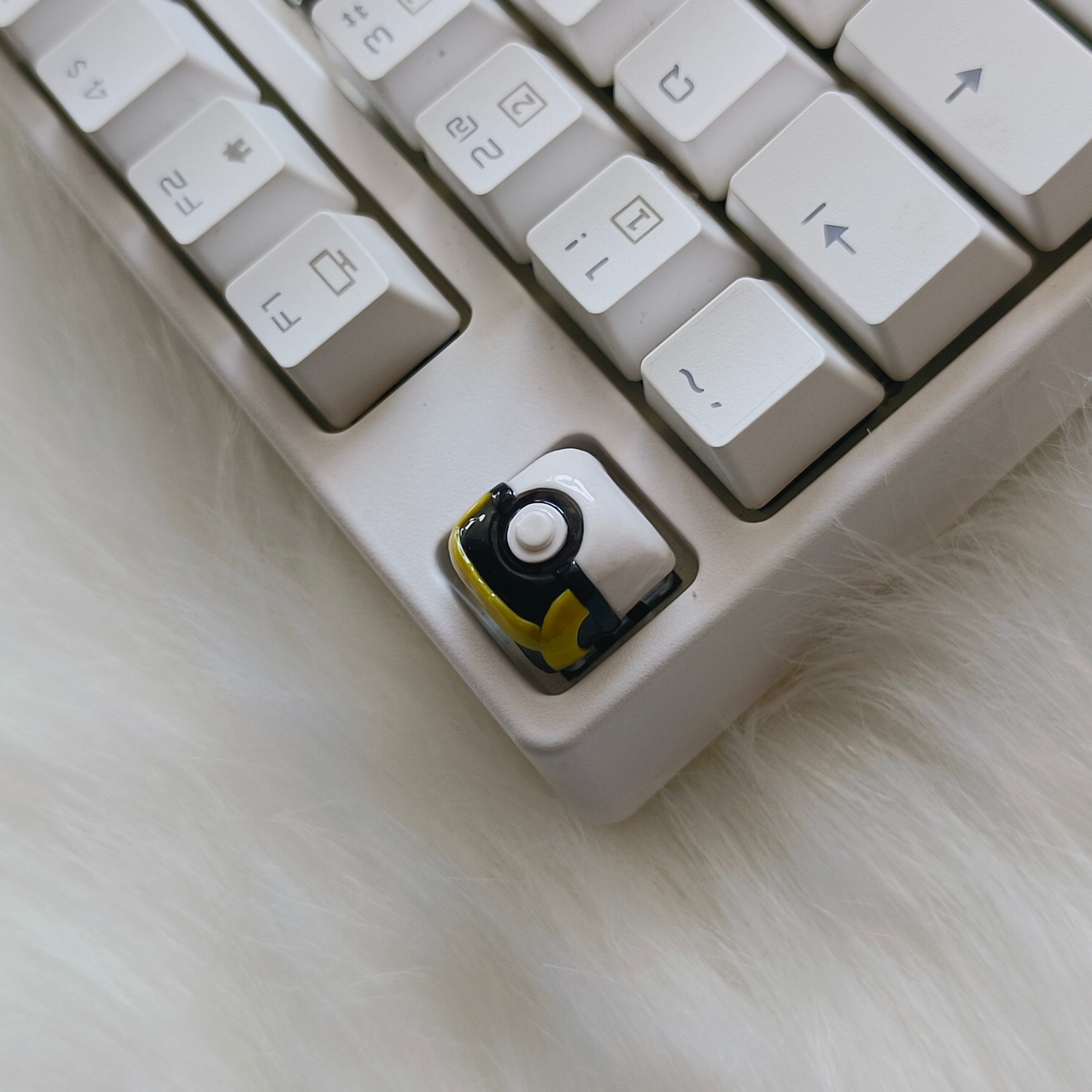 Pok é Ball, POLYMER CLAY material handmade 1U personalized keycap. Anime game props, peripheral culture, creative keycaps