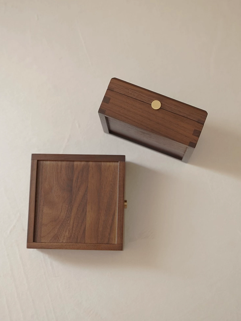 Solid wood, black walnut, glass, brass/stainless steel lining, customized dust-proof magnetic design for keycap storage box, personalized keycap collection box
