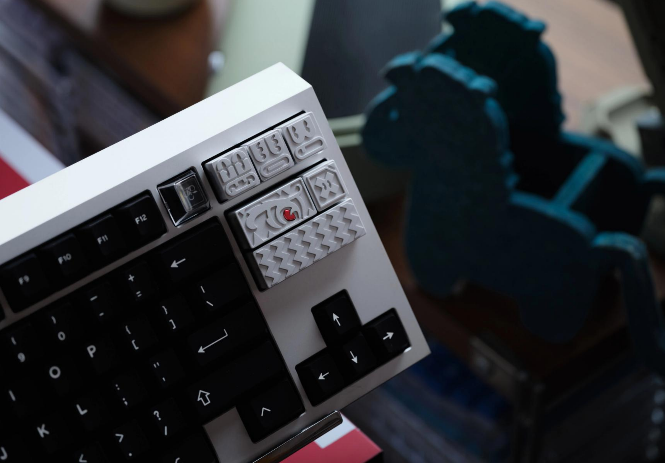 Virtual Kingdom Theme Emotion EMOTION CNC Anode Silver Black Pink Metal Personalized Decorative Keycap Set.
