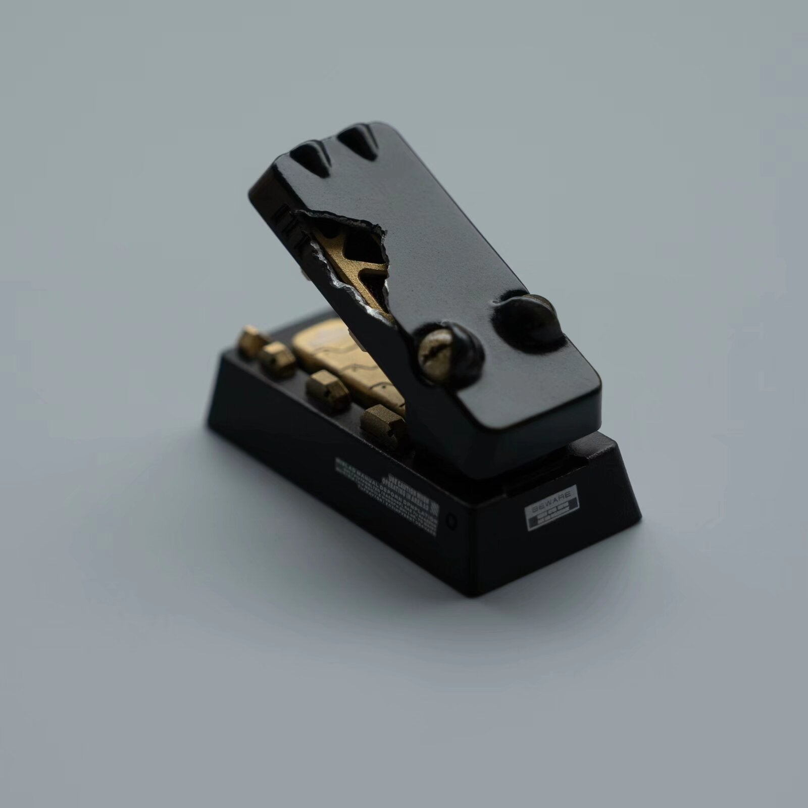 R2-Mechanical style little crocodile.2U Backspace Key artisankeycaps, Mouth can be opened and closed, PBT material personalized keycaps, keyboard decorative keycaps