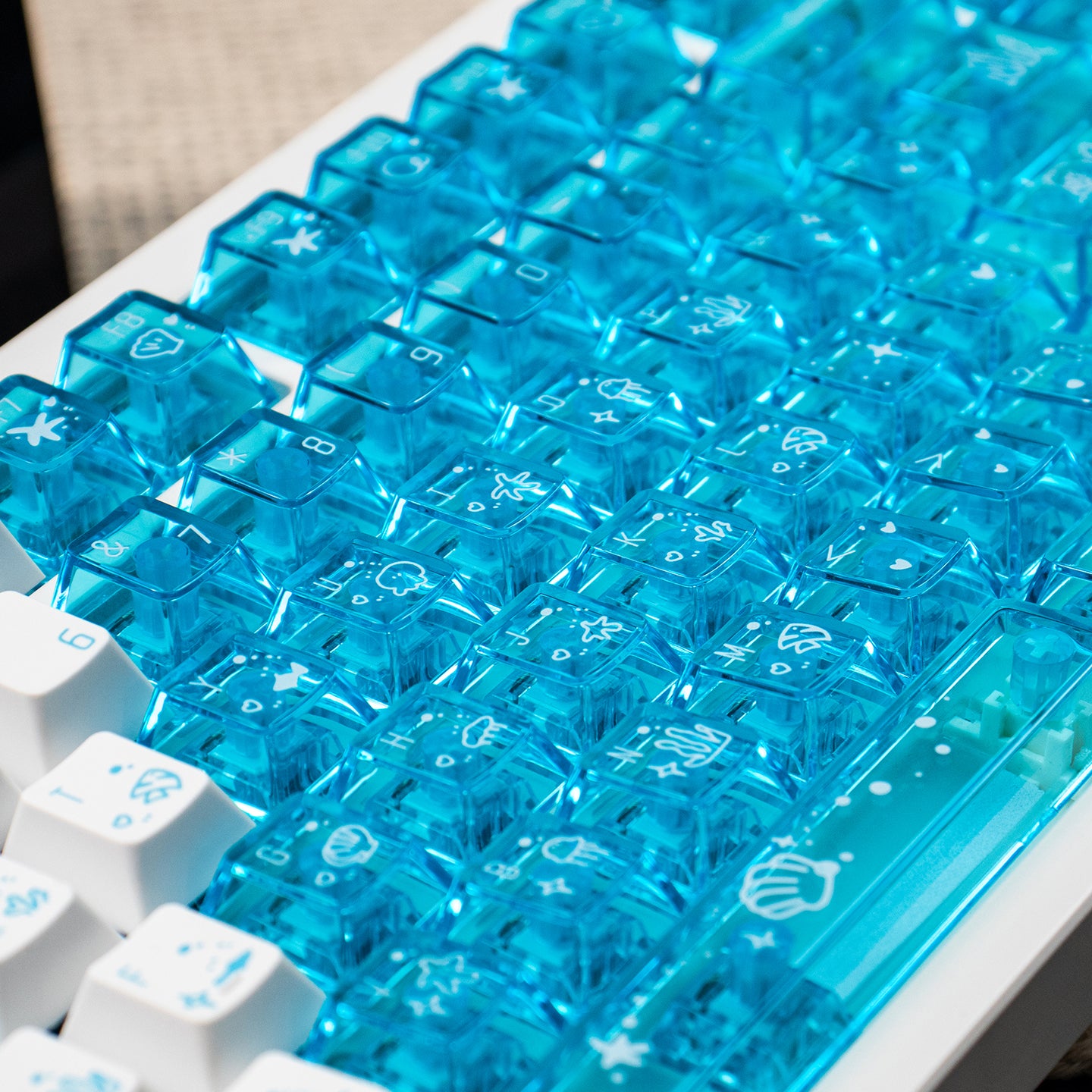 Snowy Mountain Strawberry Heartbeat Gradient Pink Transparent Mechanical Keyboard Keycaps Customization Complete Set PBT+PC Original Factory Height Set Keycaps