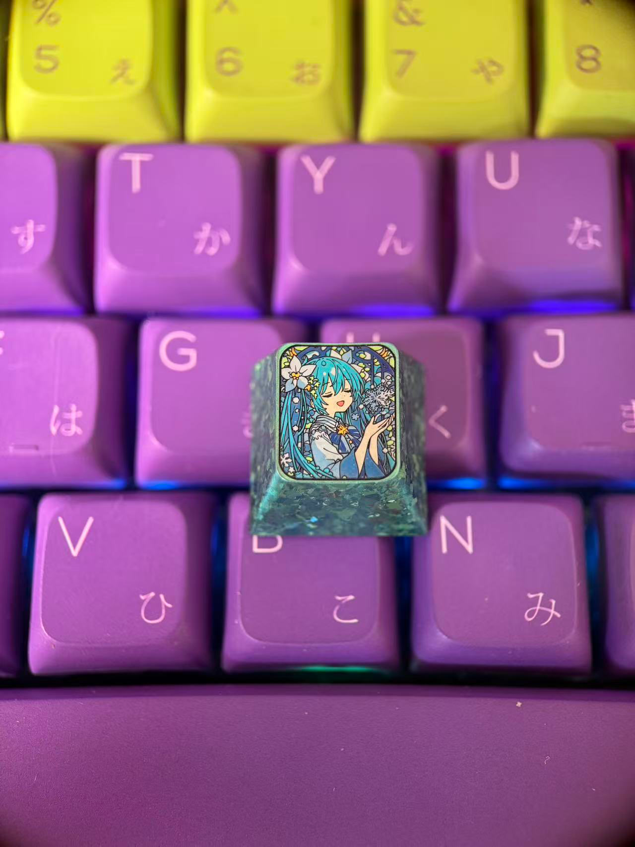 Hatsune Miku Huaxianzi, 1U titanium alloy personalized keycap, cartoon game music cartoon character keyboard metal decorative keycap