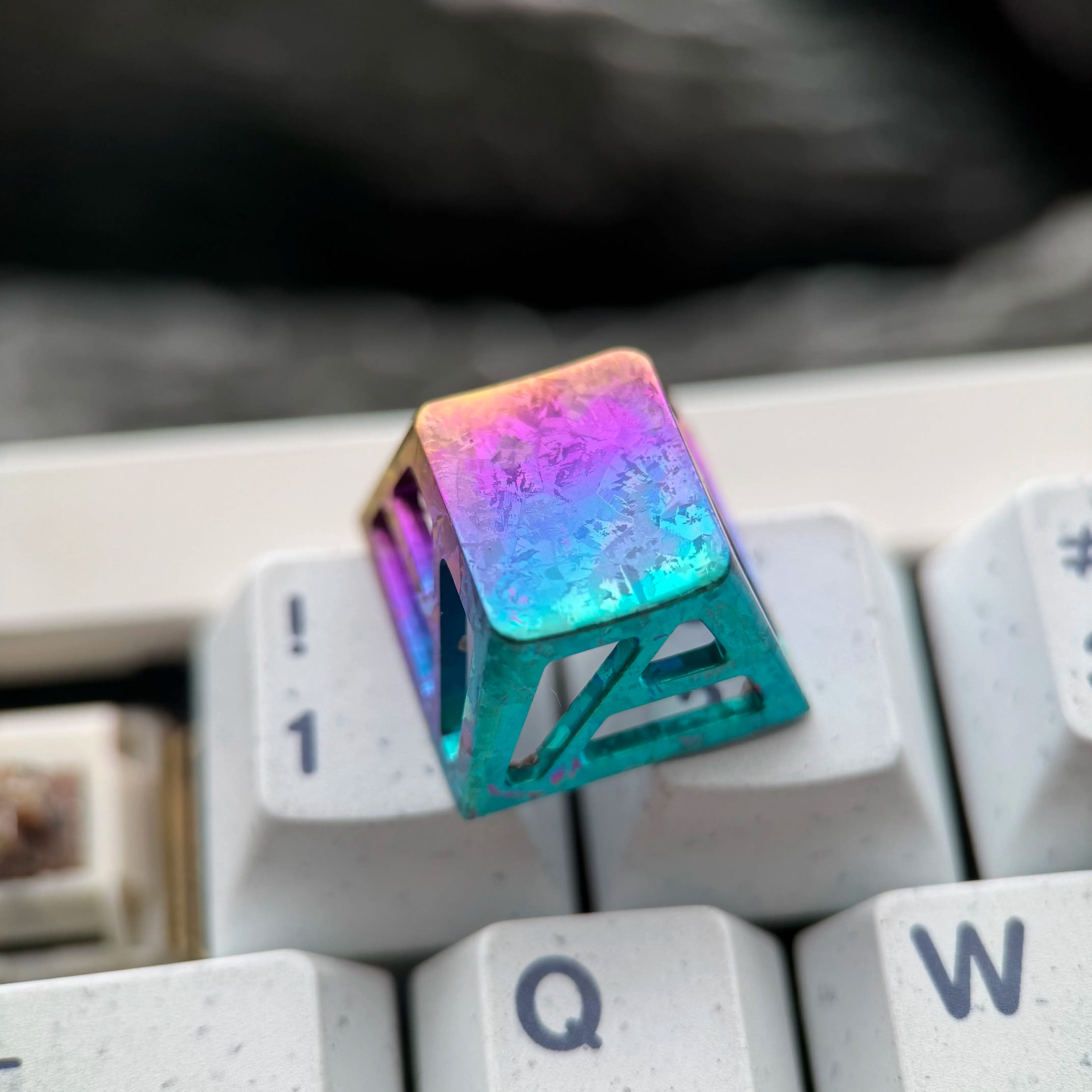 Lightweight hollow design titanium alloy personalized keycap, minimalist style keycap, titanium alloy ice crystal pattern mechanical keyboard replacement keycap R4 height
