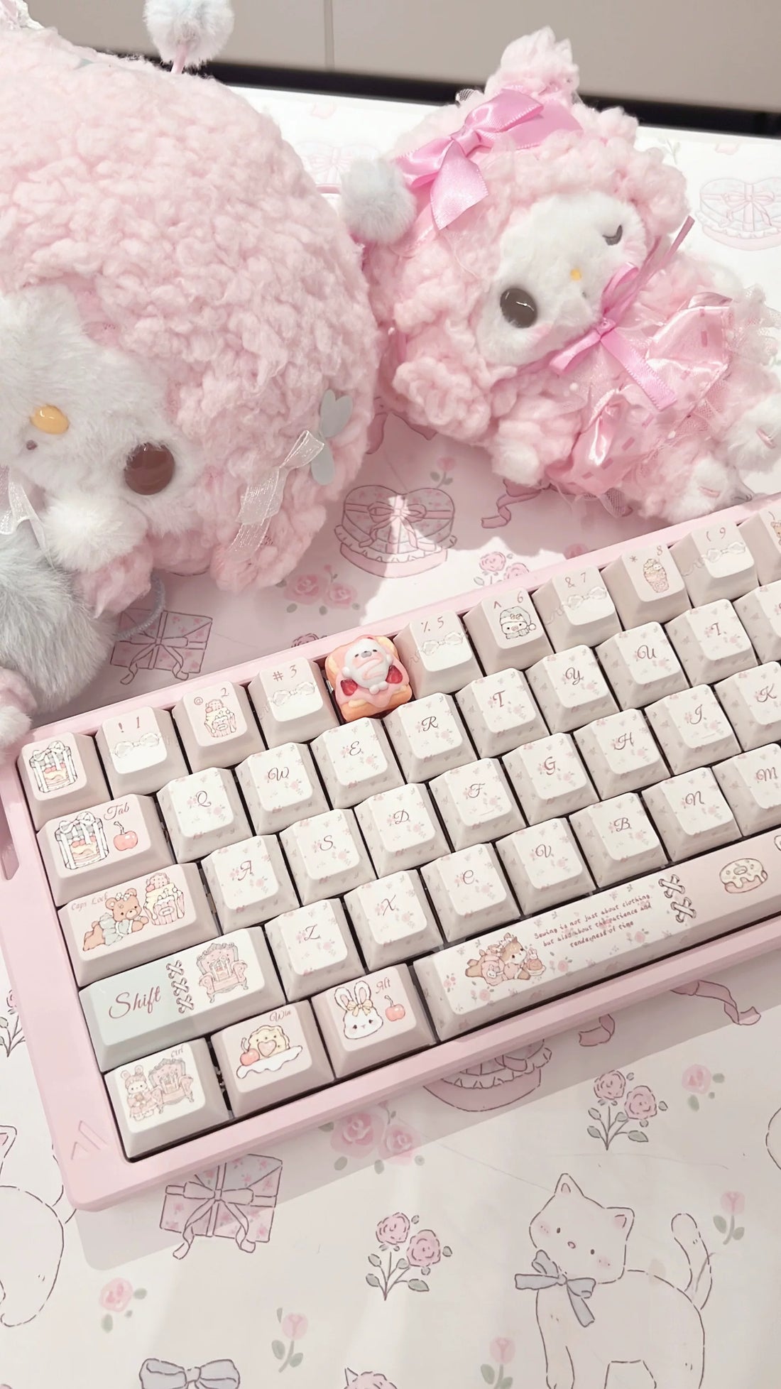 Cute strawberry tusi seal, multi-color resin personalized keycaps, cute cartoon shaped mechanical keyboard decoration keycaps
