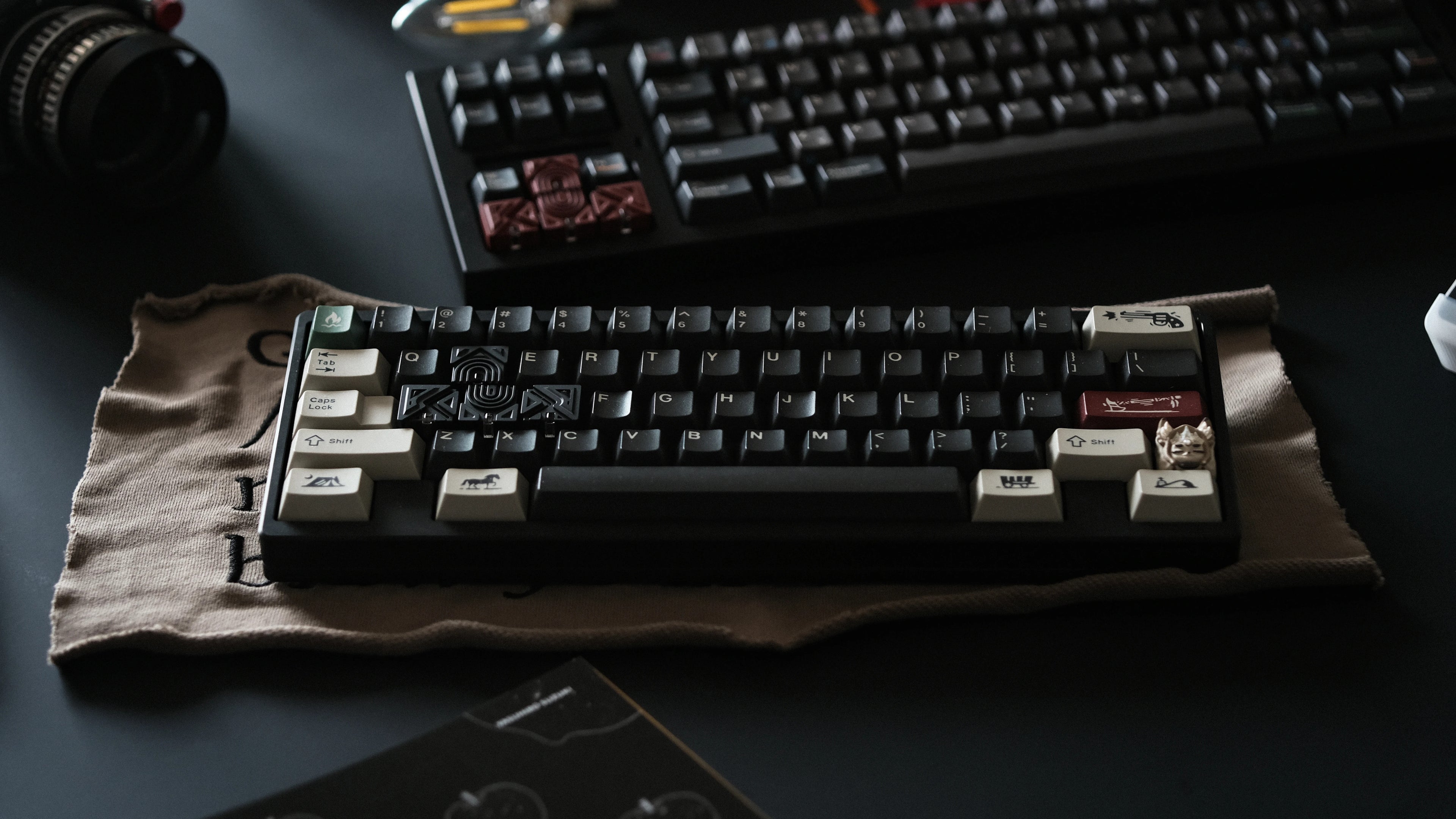 Misalignment design, directional key set, translucent effect, minimalist resin+metal powder material personalized keycaps, mechanical keyboard decorative keycaps