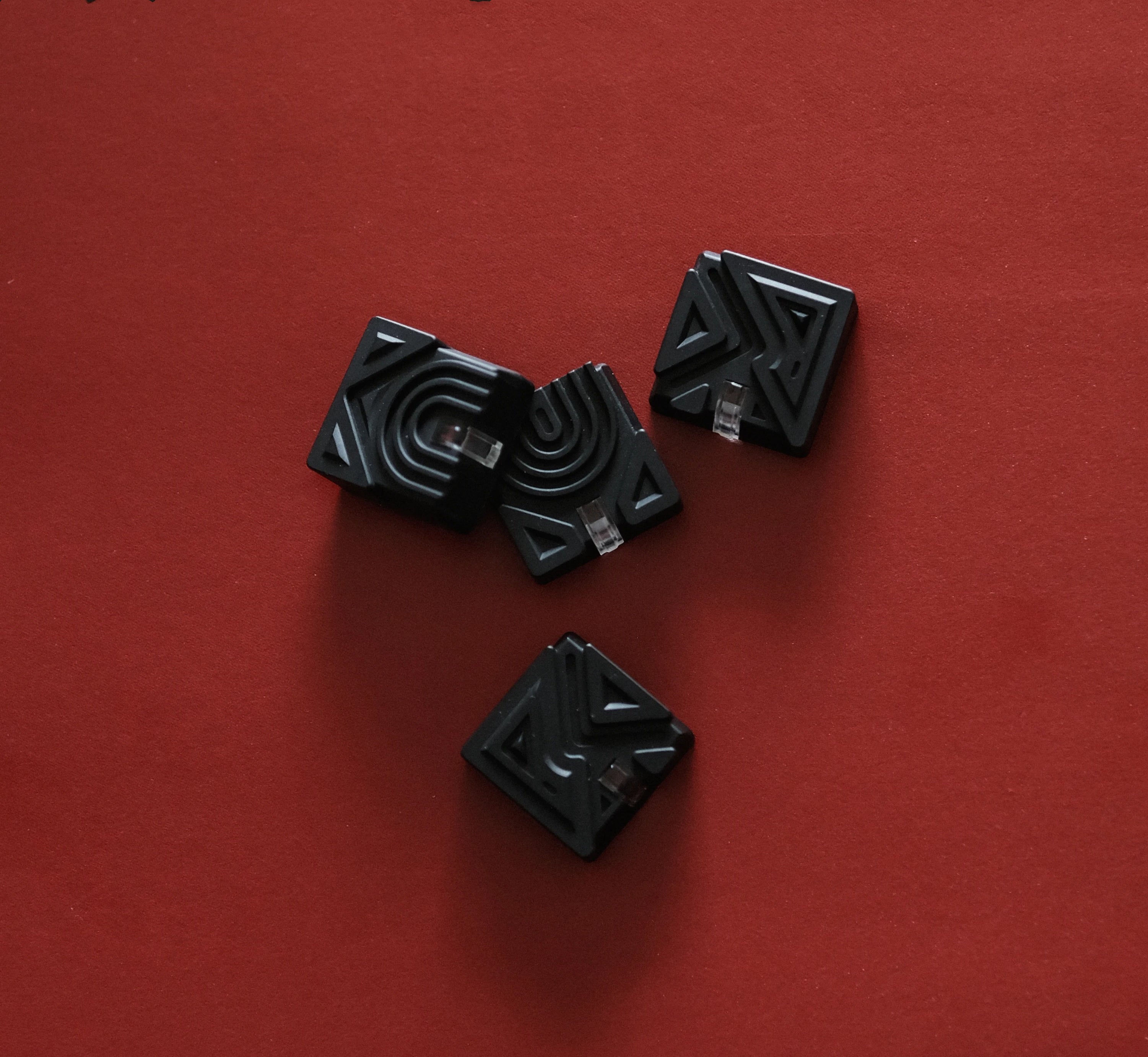 Misalignment design, directional key set, translucent effect, minimalist resin+metal powder material personalized keycaps, mechanical keyboard decorative keycaps