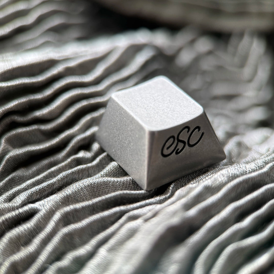 Titanium alloy keycap hollow ESC key, metal stone wash process, mechanical keyboard decoration personalized keycap