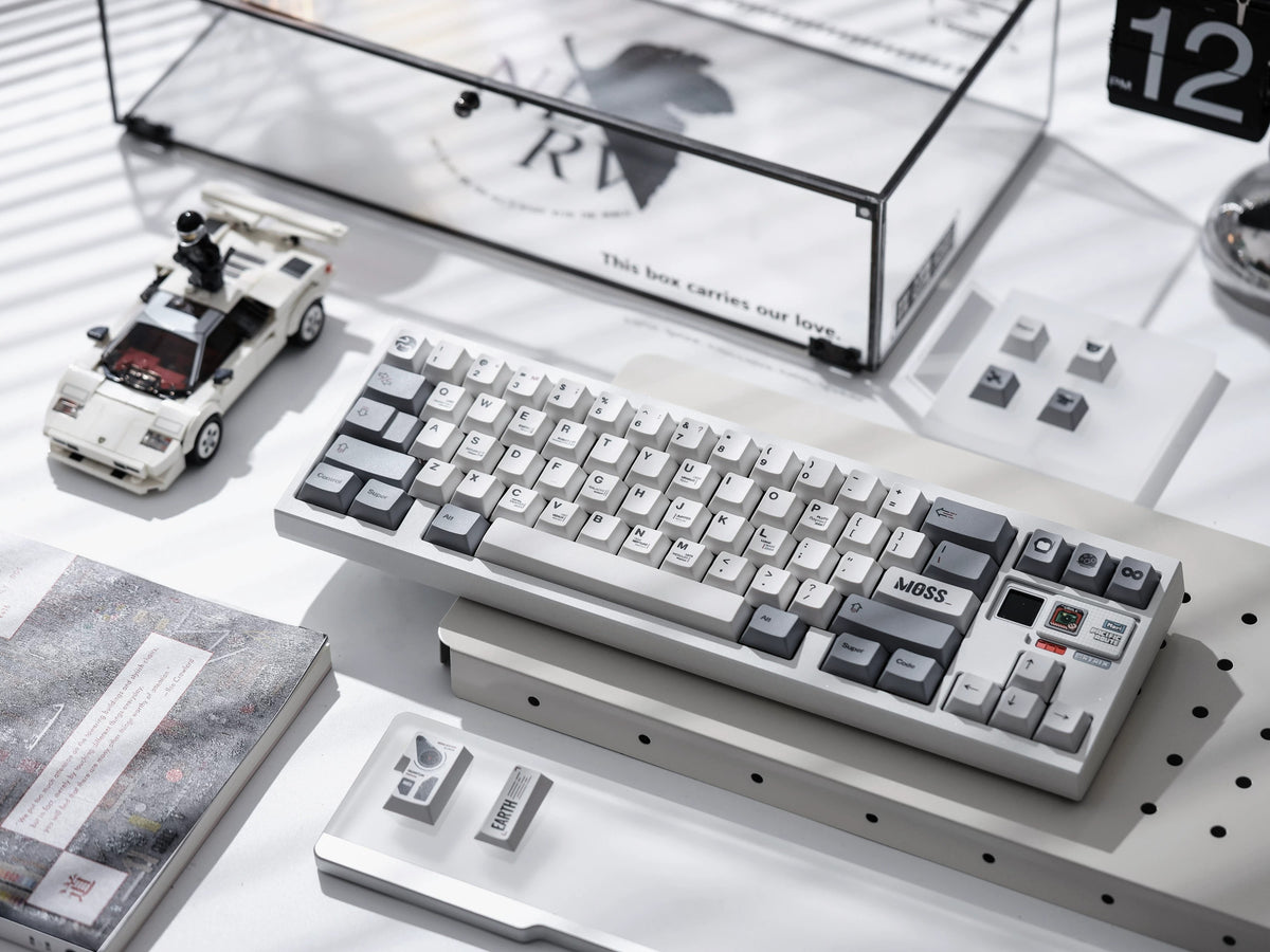 SPACE CRISIS themed design, MOSS creative keycap set, PBT material personalized keycap set, mechanical keyboard replacement decorative keycaps, compatible with 61/64/68/75/84/87/104 key mechanical keyboard