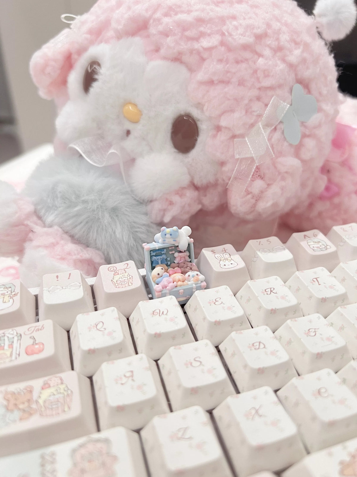 The suitcase is full Cinnamoroll 3 D printing resin printing and coloring, three-dimensional modeling, anime, gaming, cultural creativity, personalized keycaps, mechanical keyboard decoration keycaps