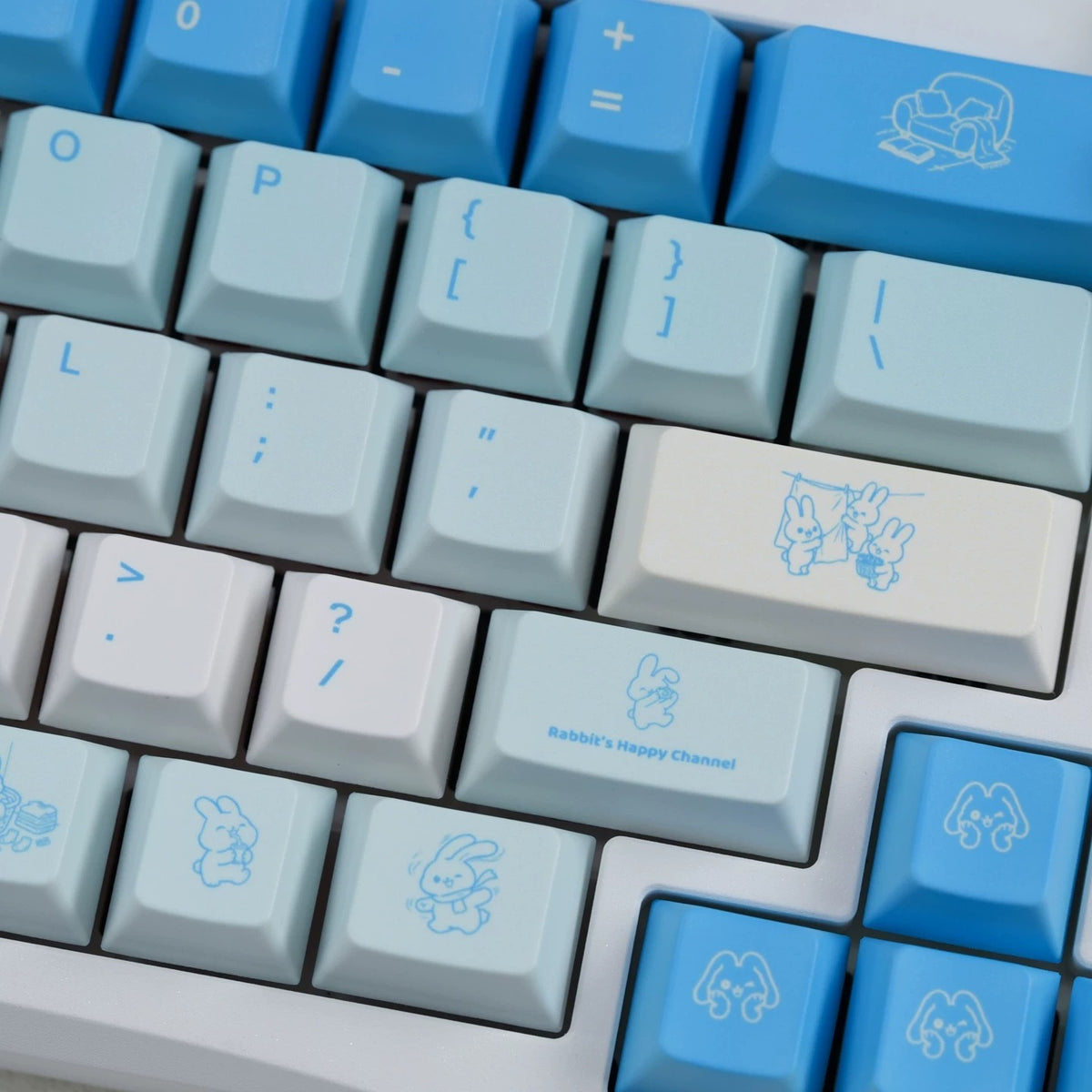 Leisure rabbit themed design mechanical keyboard keycaps in blue and white color scheme, PBT material personalized keycap set, mechanical keyboard replacement decorative keycaps, compatible with 61/64/68/75/84/87/104 key mechanical keyboard