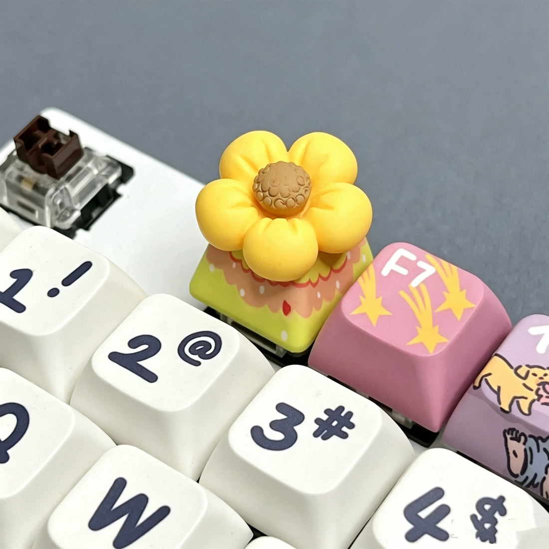 Personalized keycaps with cute flower designs, cut cartoon keycaps with flowers, romantic flowers, mechanical keyboard decorative keycaps