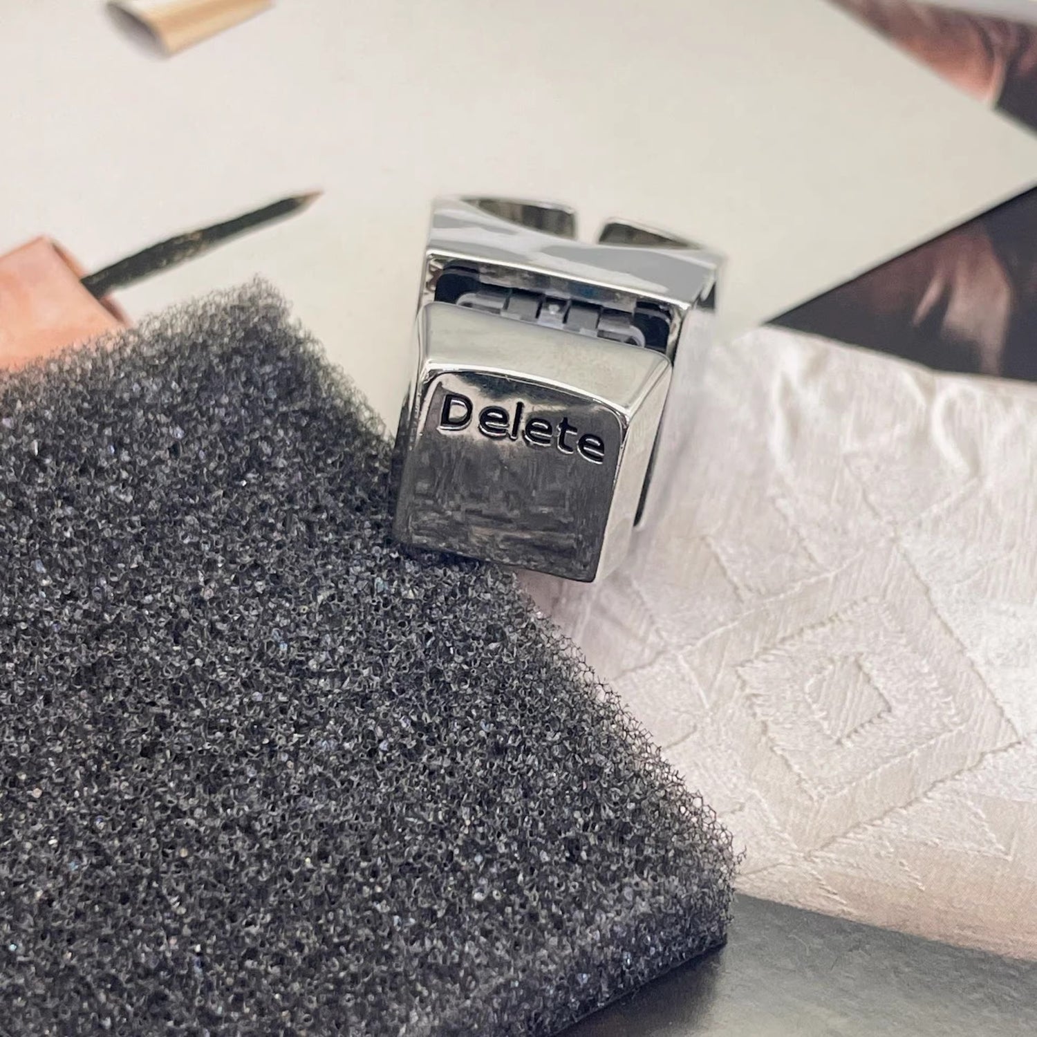 Delete Everything "mechanical keyboard switch ring, a unique and unconventional keyboard peripheral cultural and creative toy.