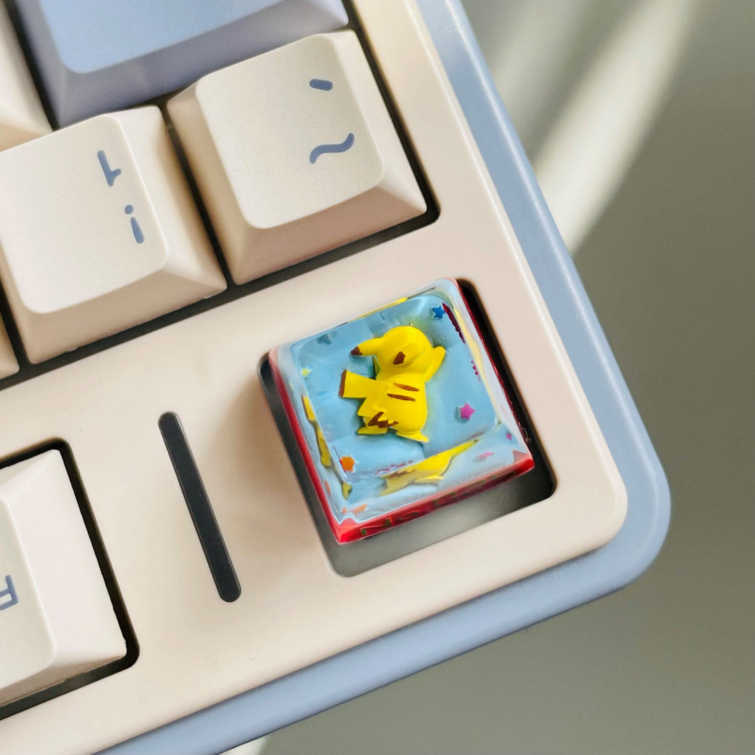 Pok é mon, Pikachu lying down 1 U Crystal drops of glue, SA highly personalized keycaps, anime and game mechanical keyboard accessories decorative keycaps