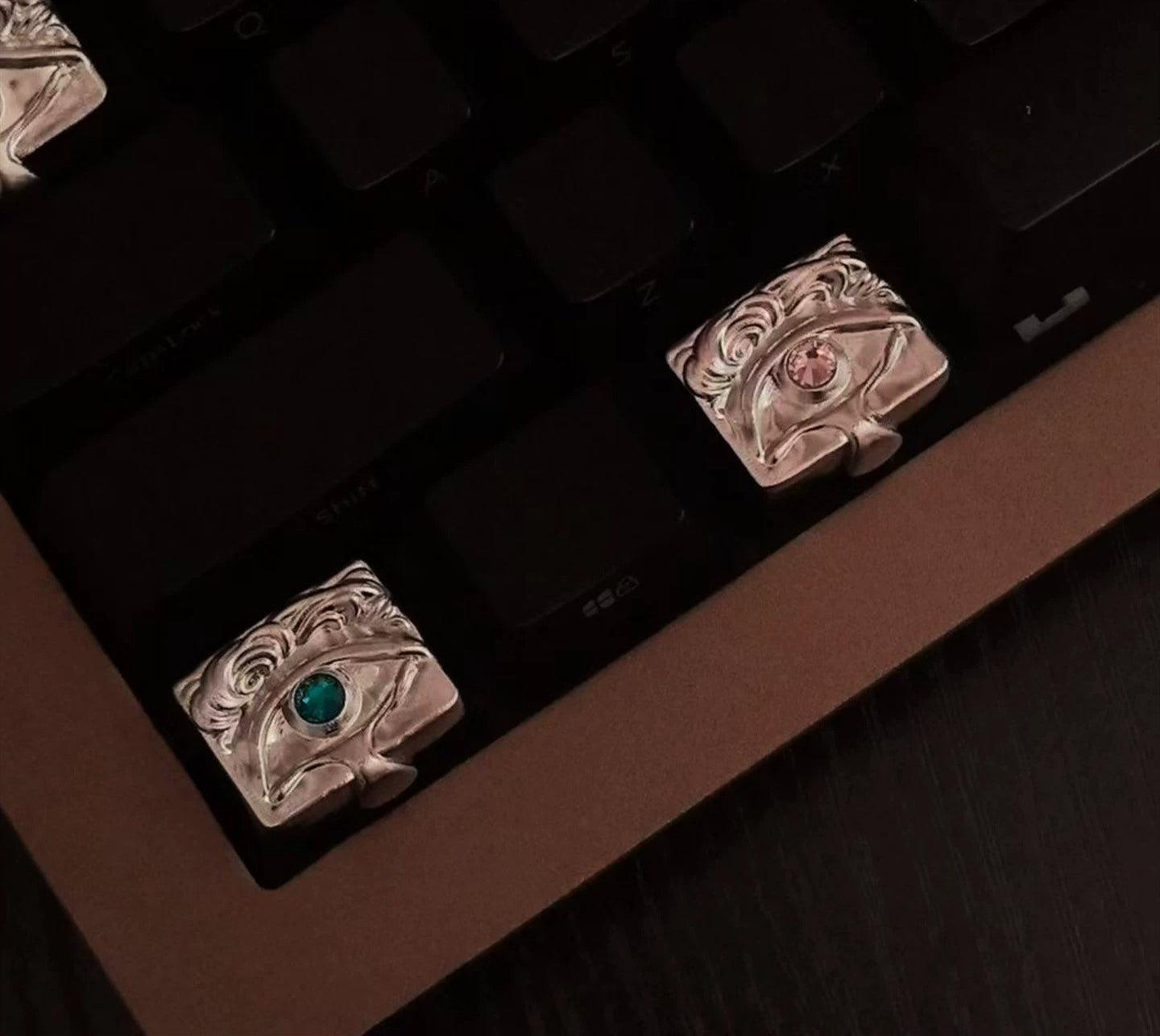 Diamond tears, resin inlaid personalized keycaps, fashionable art mechanical keyboard decorative keycaps.