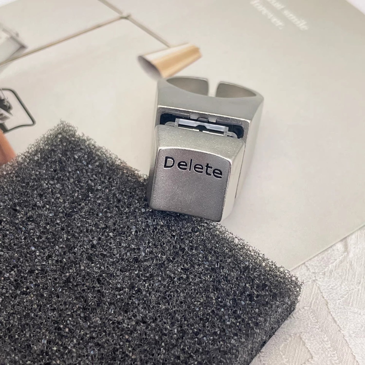 Delete Everything "mechanical keyboard switch ring, a unique and unconventional keyboard peripheral cultural and creative toy.
