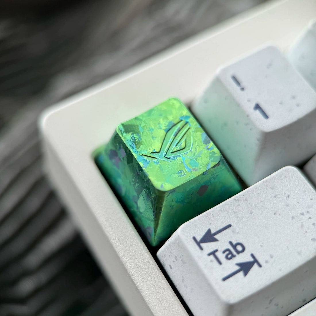 ROG (Republic of Gamers) logo, 1U titanium alloy ice crystal patterned personalized keycap, computer peripheral mechanical keyboard decorative keycap