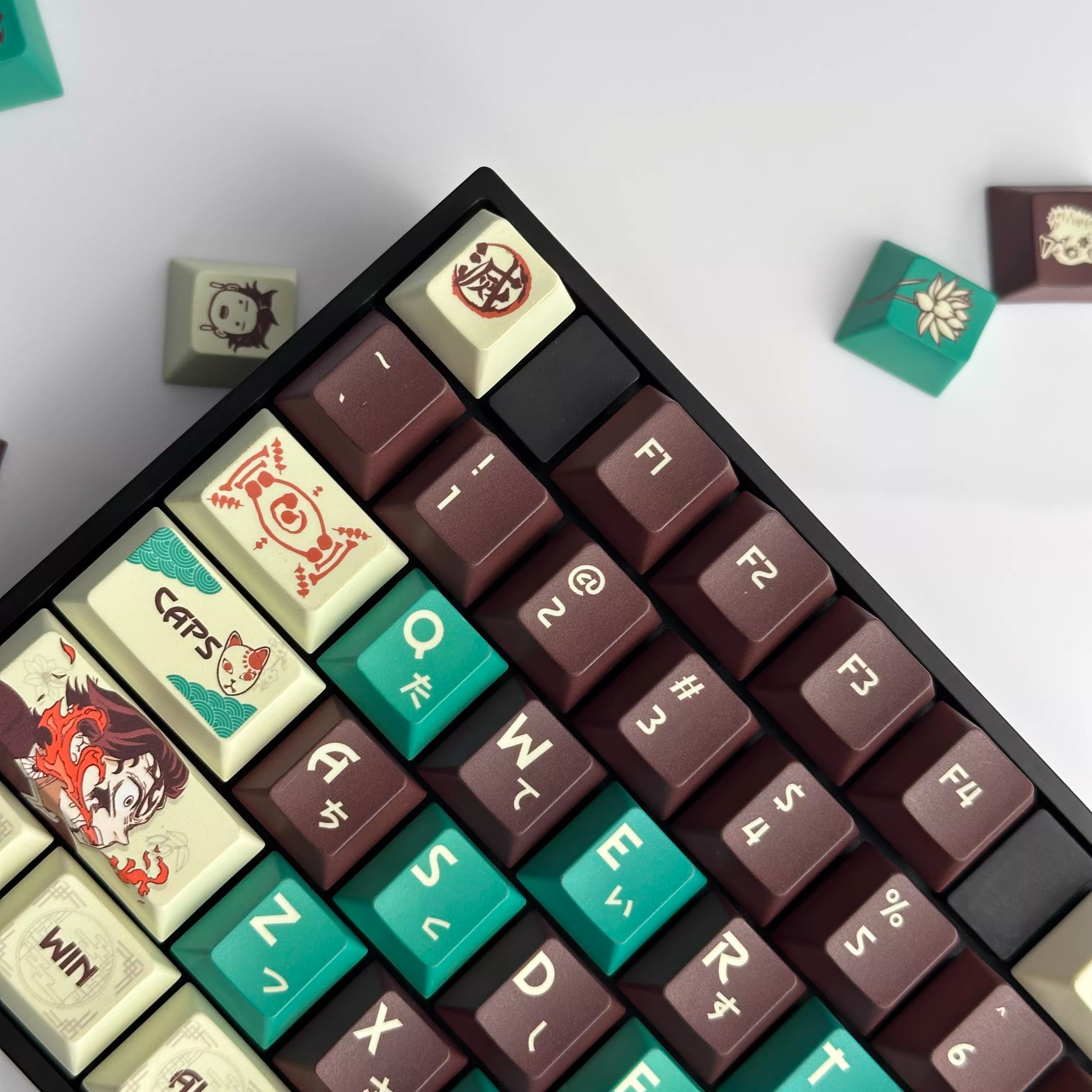 Demon Slayer: Kimetsu no Yaiba series, Kamado Tanjiro theme, PBT material anime keycap set, mechanical keyboard personalized keycap set suitable for 61/64/68/75/84/87/104 mechanical keyboards