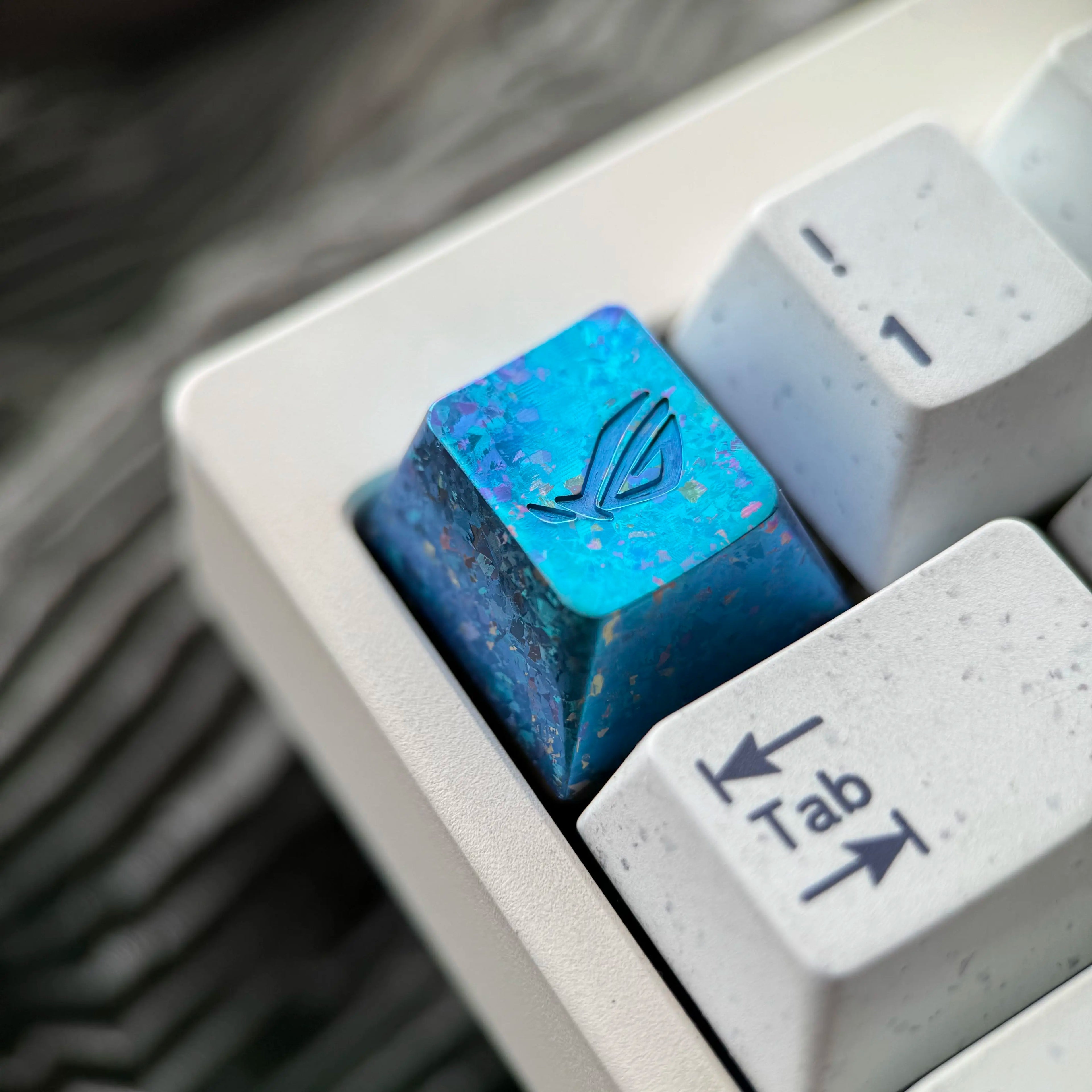 ROG (Republic of Gamers) logo, 1U titanium alloy ice crystal patterned personalized keycap, computer peripheral mechanical keyboard decorative keycap