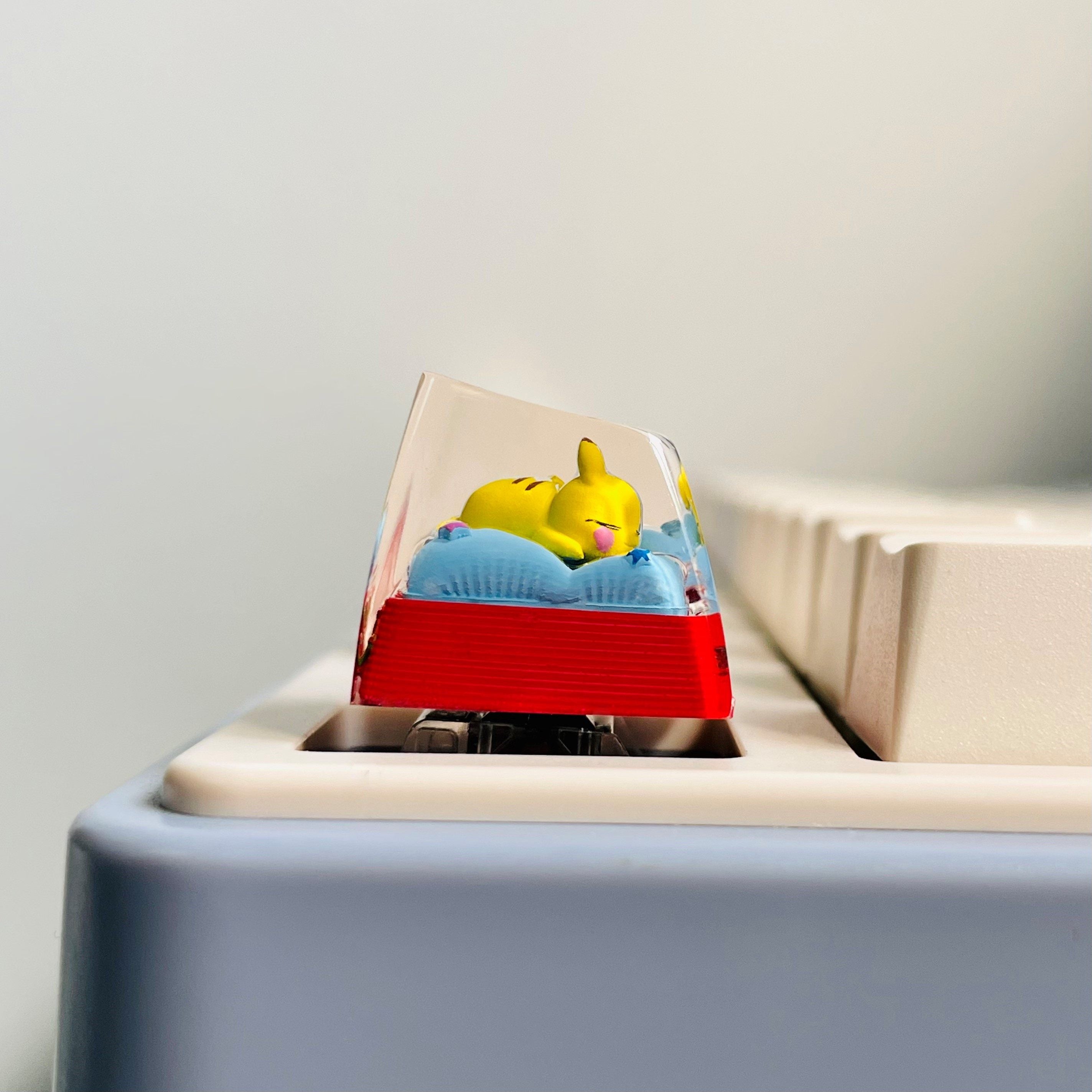 Pok é mon, Pikachu lying down 1 U Crystal drops of glue, SA highly personalized keycaps, anime and game mechanical keyboard accessories decorative keycaps
