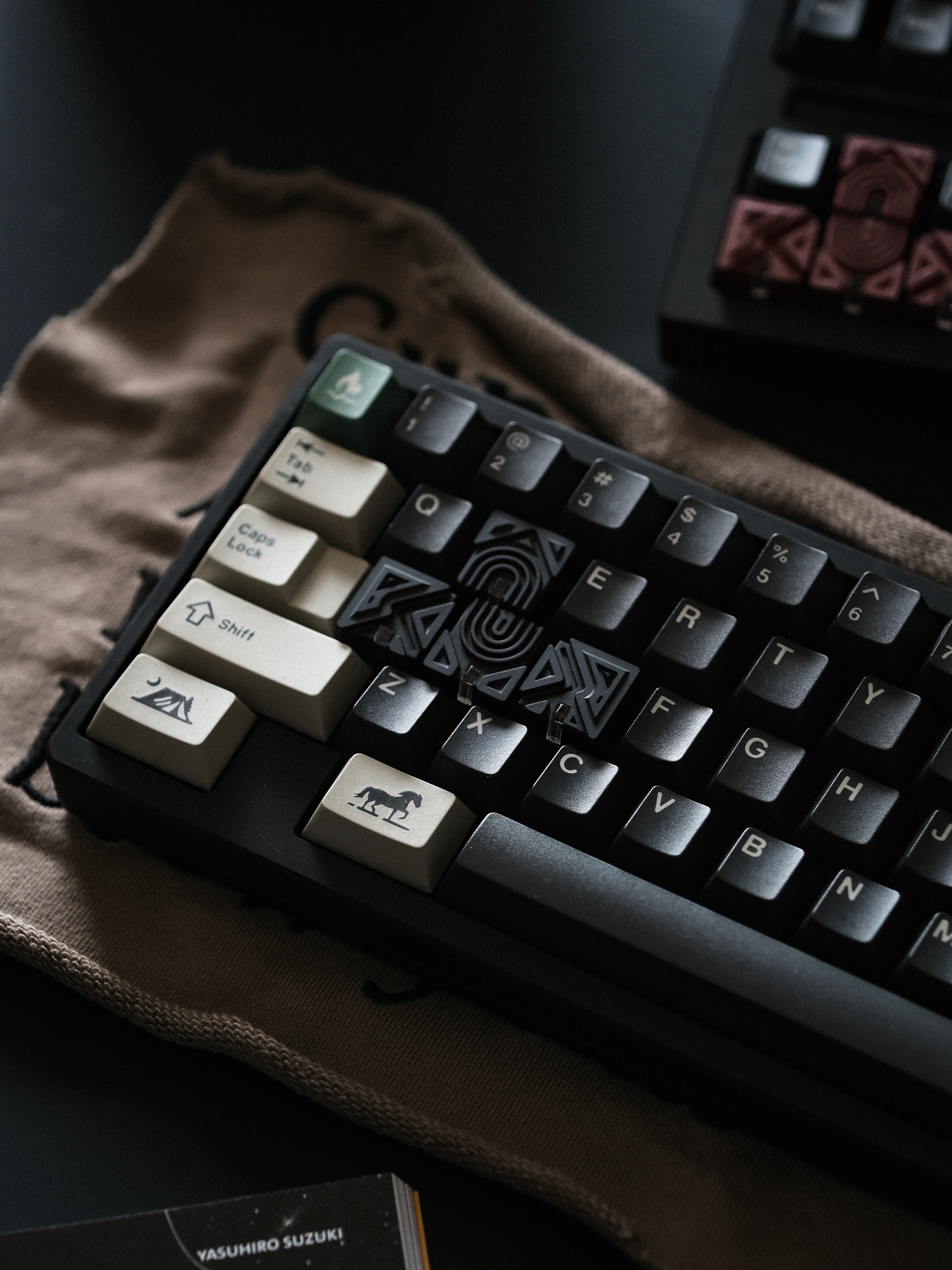 Misalignment design, directional key set, translucent effect, minimalist resin+metal powder material personalized keycaps, mechanical keyboard decorative keycaps