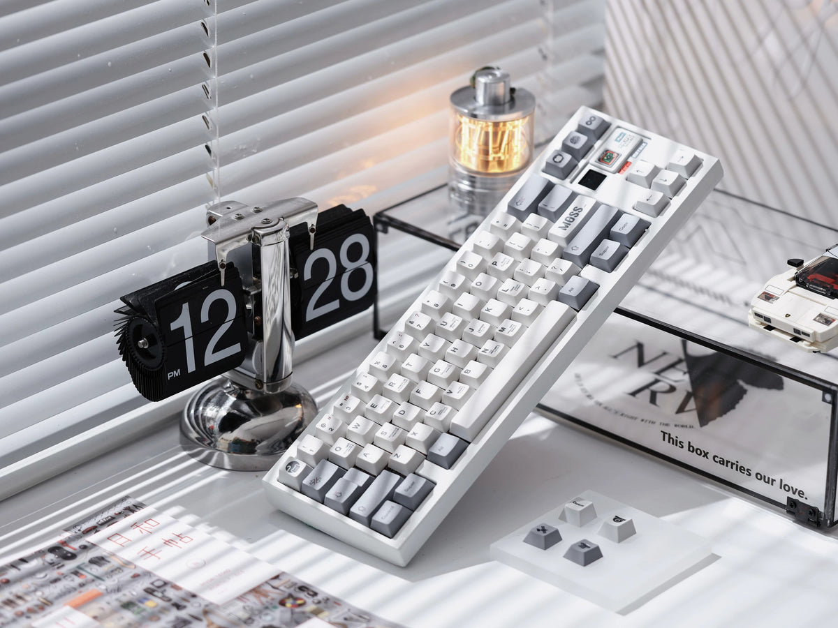 SPACE CRISIS themed design, MOSS creative keycap set, PBT material personalized keycap set, mechanical keyboard replacement decorative keycaps, compatible with 61/64/68/75/84/87/104 key mechanical keyboard