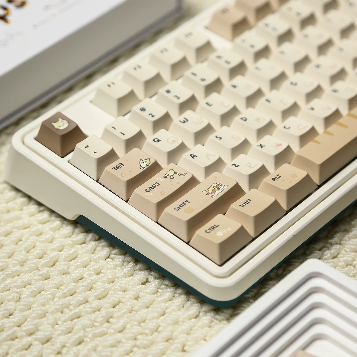 Hachimitu, Cute Cat Theme Design PBT material personalized keycap set, mechanical keyboard replacement decorative keycaps, compatible with 61/64/68/75/84/87/104 key mechanical keyboard