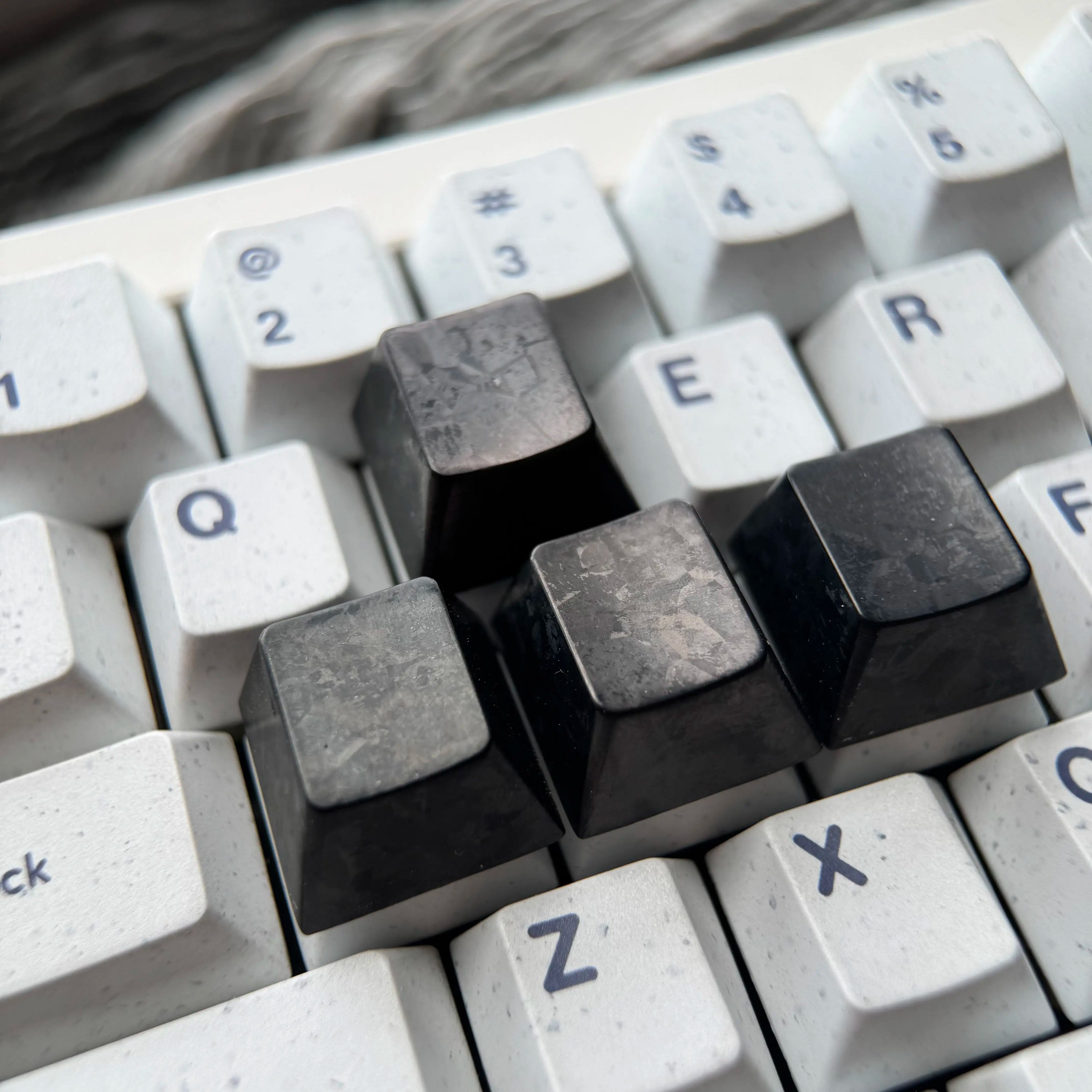 Black titanium alloy ice crystal patterned personalized keycap, titanium alloy simple metal decorative keycap basic version