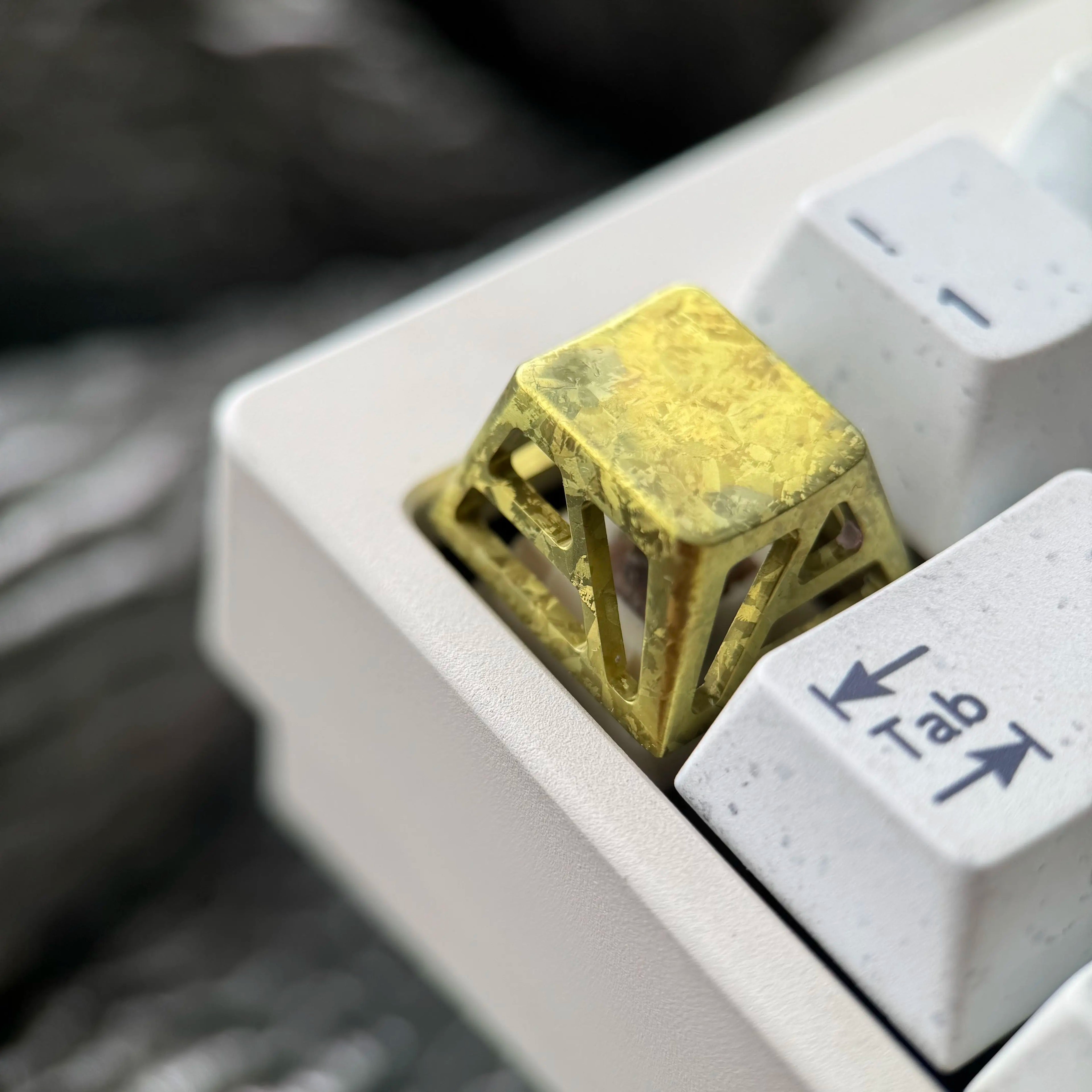 Lightweight hollow design titanium alloy personalized keycap, minimalist style keycap, titanium alloy ice crystal pattern mechanical keyboard replacement keycap R4 height