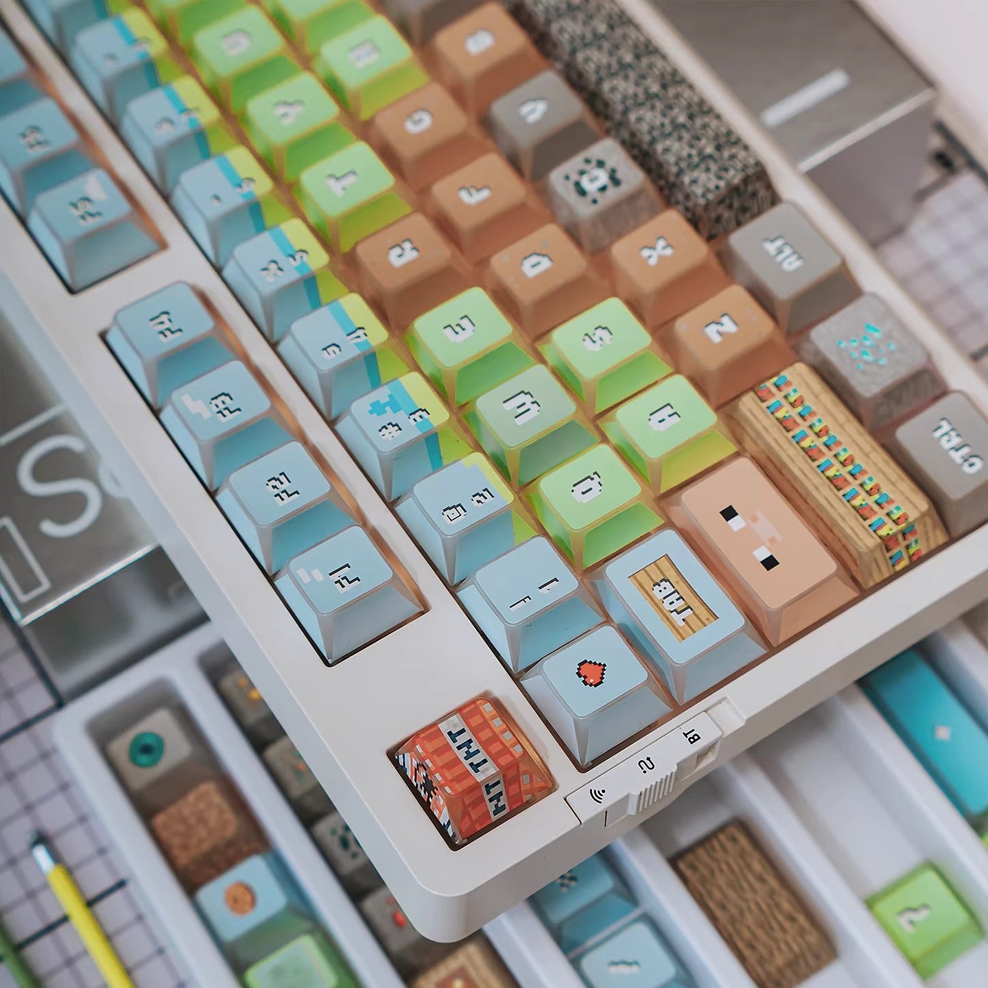 Minecraft theme design, R2 version, side engraved translucent characters/folded edges translucent side engraved keycaps, customized magnetic axis mechanical keyboard PBT thermal sublimation original factory highly personalized keycaps set