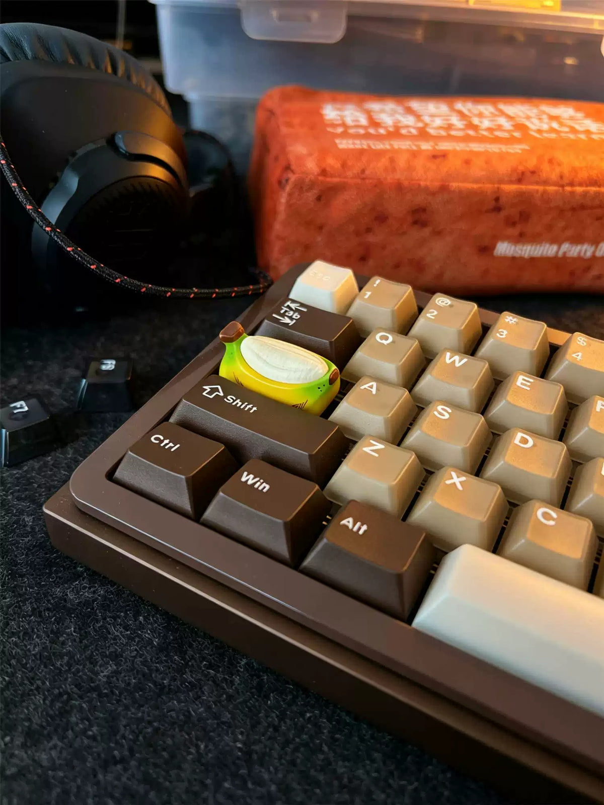 Banana shaped resin personalized keycaps, fruit keycaps, trendy cultural and creative keycaps, mechanical keyboard backspace/enter/caps replacement keycaps, decorative keycaps