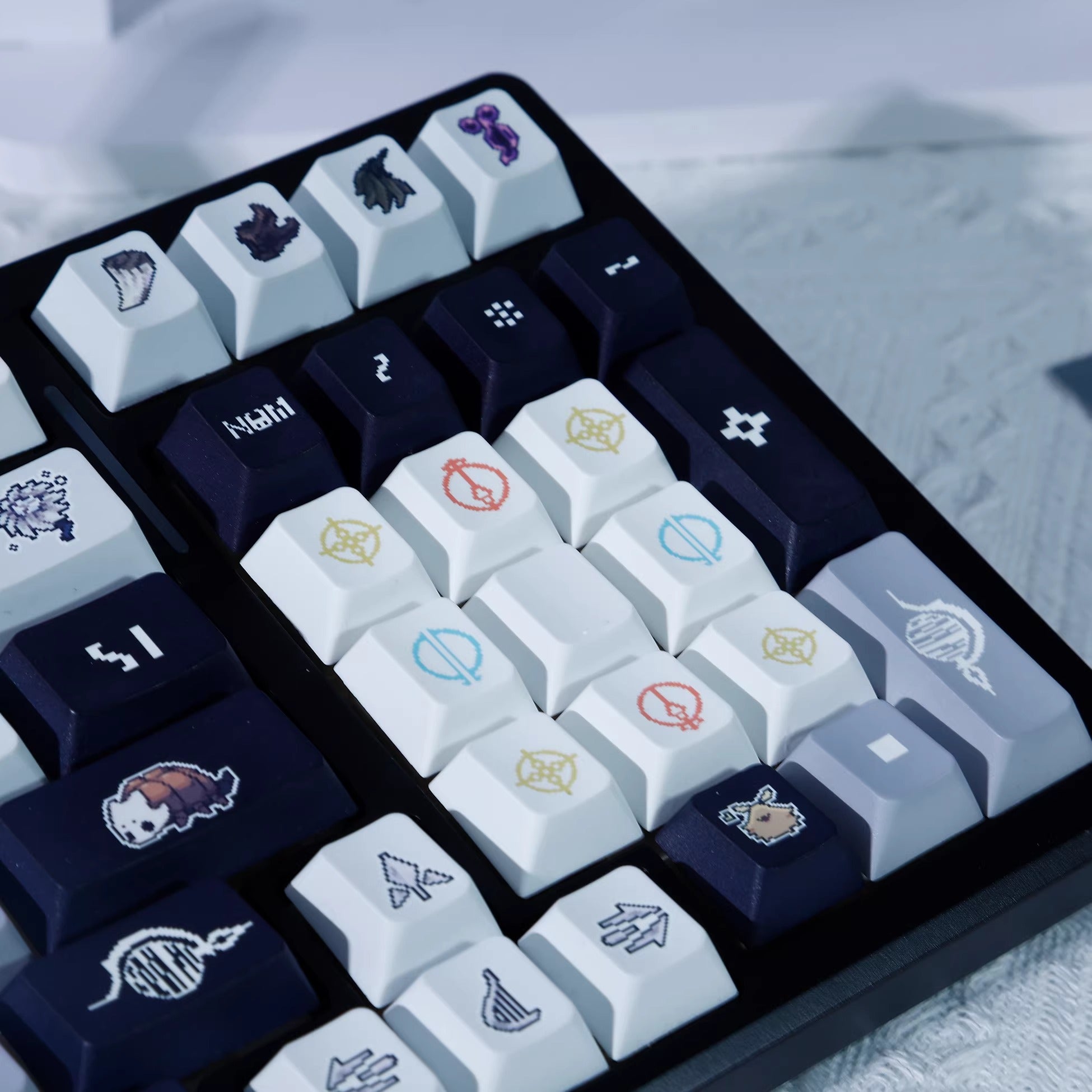 Hollow Knight: Silksong Theme, Personalized Key Cap Set PBT Material Game Key Cap Set, Mechanical Keyboard Personalized Key Cap Set, Suitable for 61/64/68/75/84/87/104 Key Mechanical Keyboard