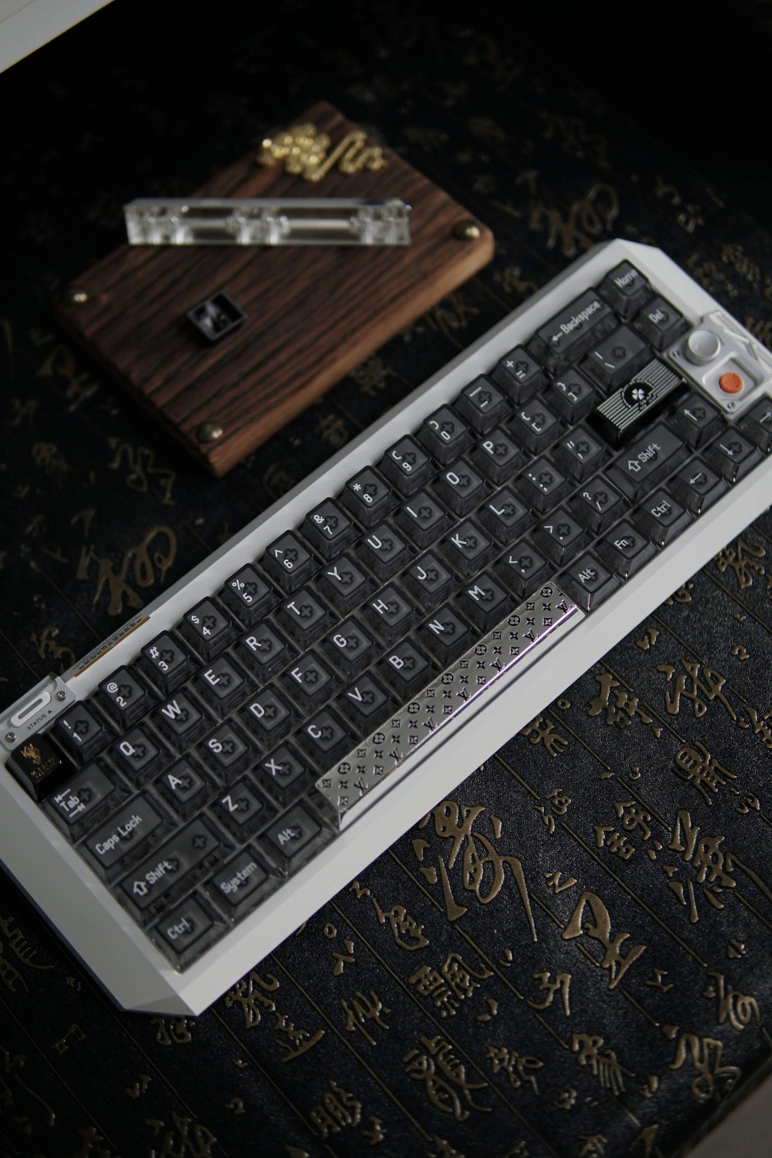 Louis Vuitton logo retro floral metal space bar, 6.25U deep carved color filled metal carving luxury decoration keycap