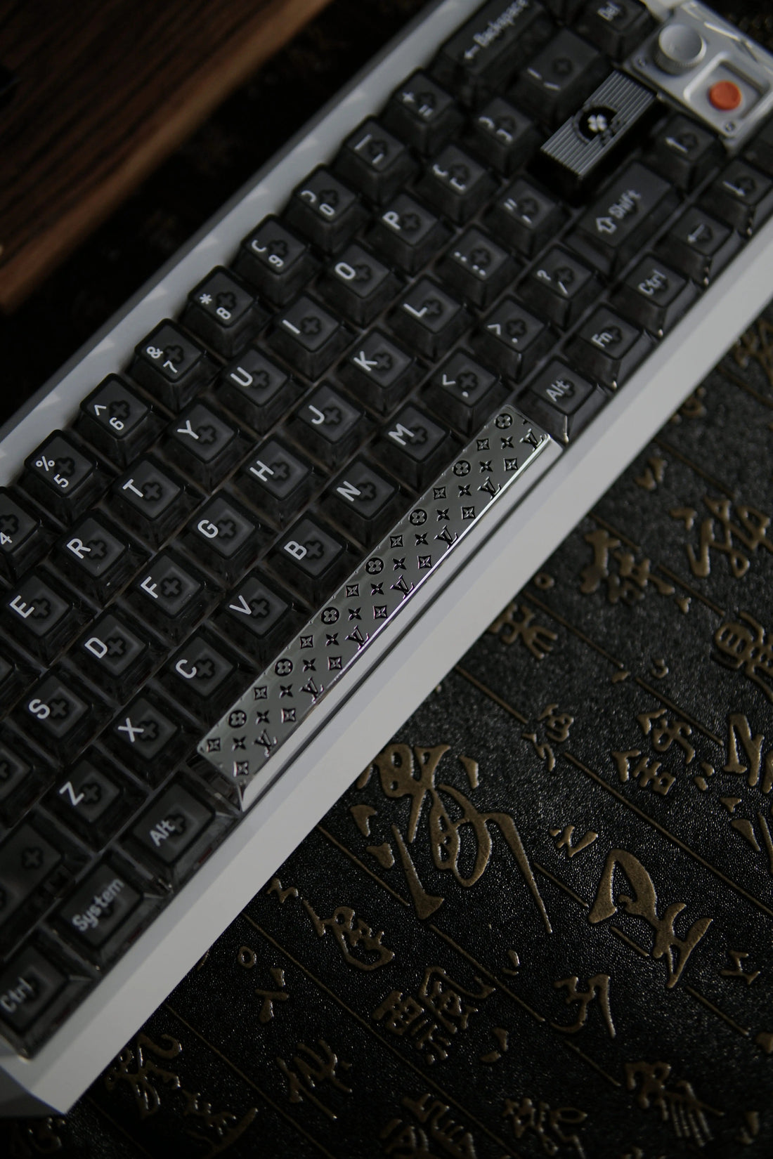 Louis Vuitton logo retro floral metal space bar, 6.25U deep carved color filled metal carving luxury decoration keycap