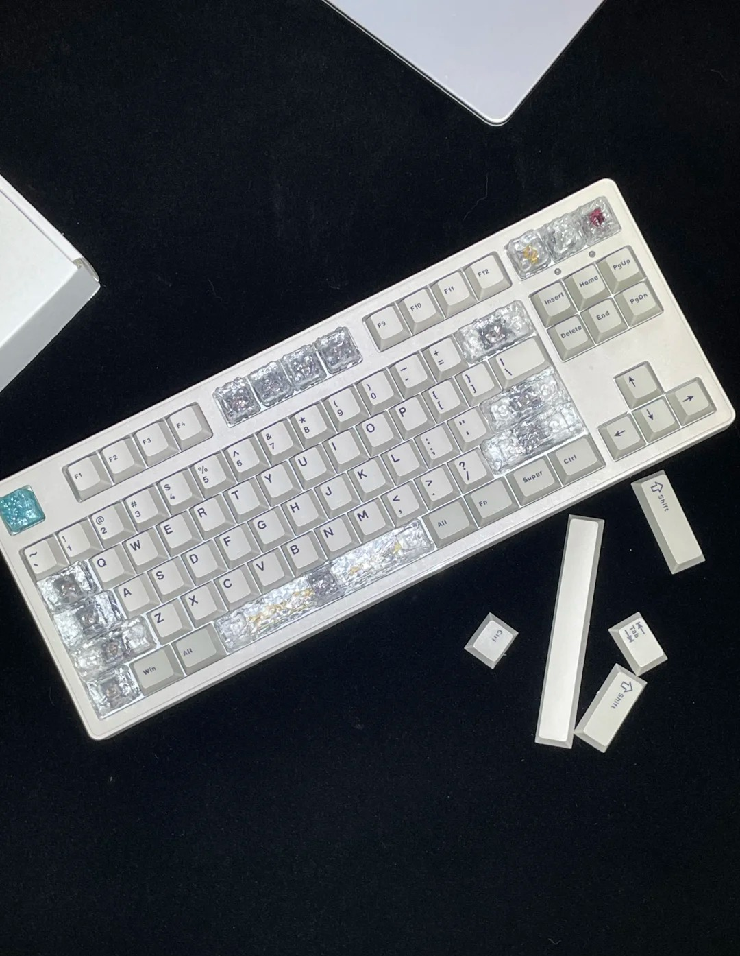 Ice cube shaped design with personalized keycaps, transparent ice creative decoration keycap set with large key positions