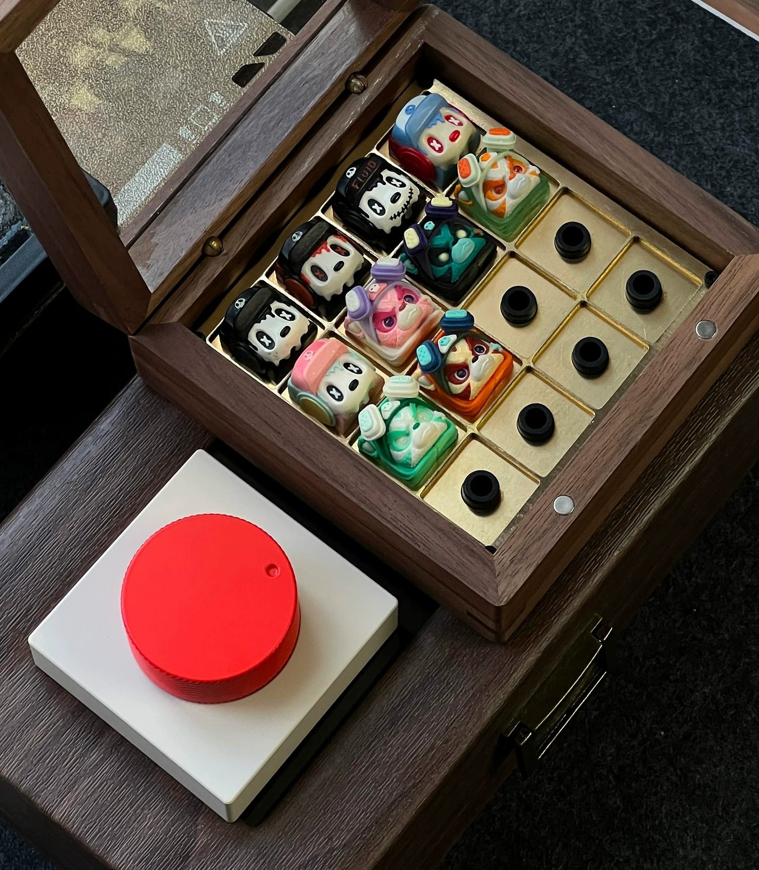 Solid wood, black walnut, glass, brass/stainless steel lining, customized dust-proof magnetic design for keycap storage box, personalized keycap collection box