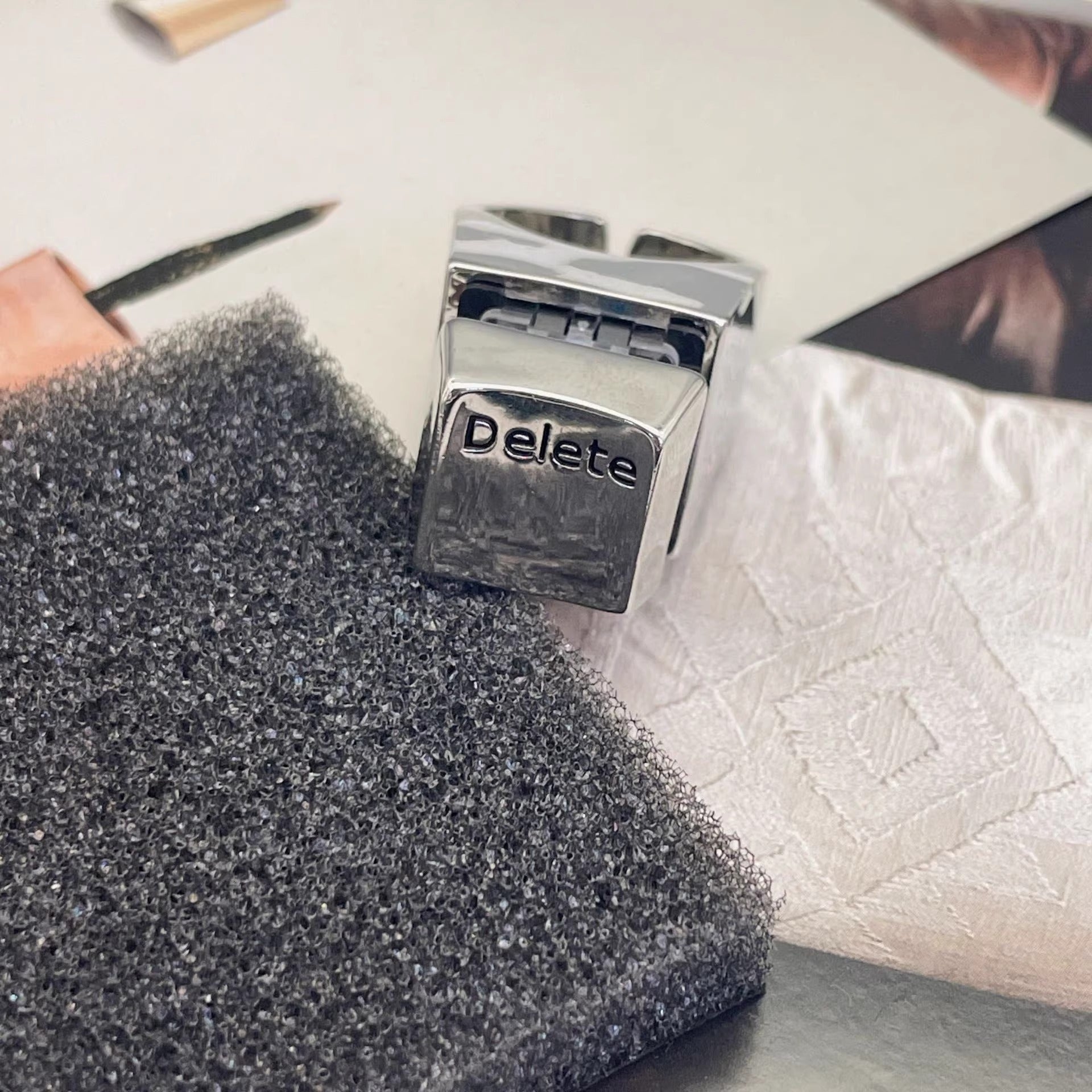 Delete Everything "mechanical keyboard switch ring, a unique and unconventional keyboard peripheral cultural and creative toy.