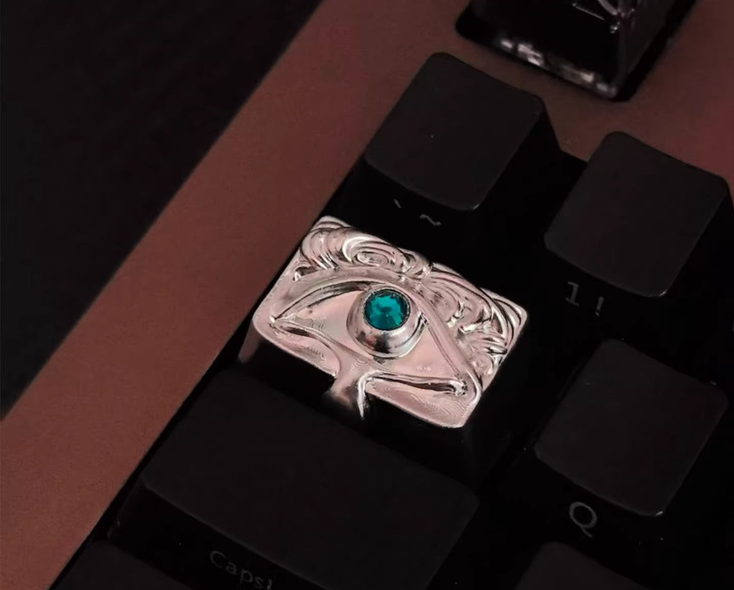 Diamond tears, resin inlaid personalized keycaps, fashionable art mechanical keyboard decorative keycaps.