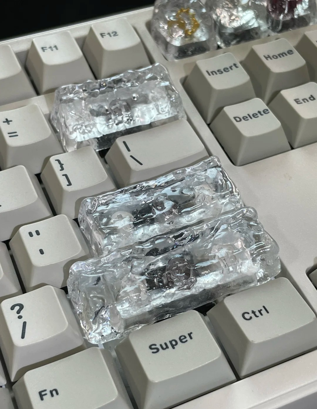 Ice cube shaped design with personalized keycaps, transparent ice creative decoration keycap set with large key positions