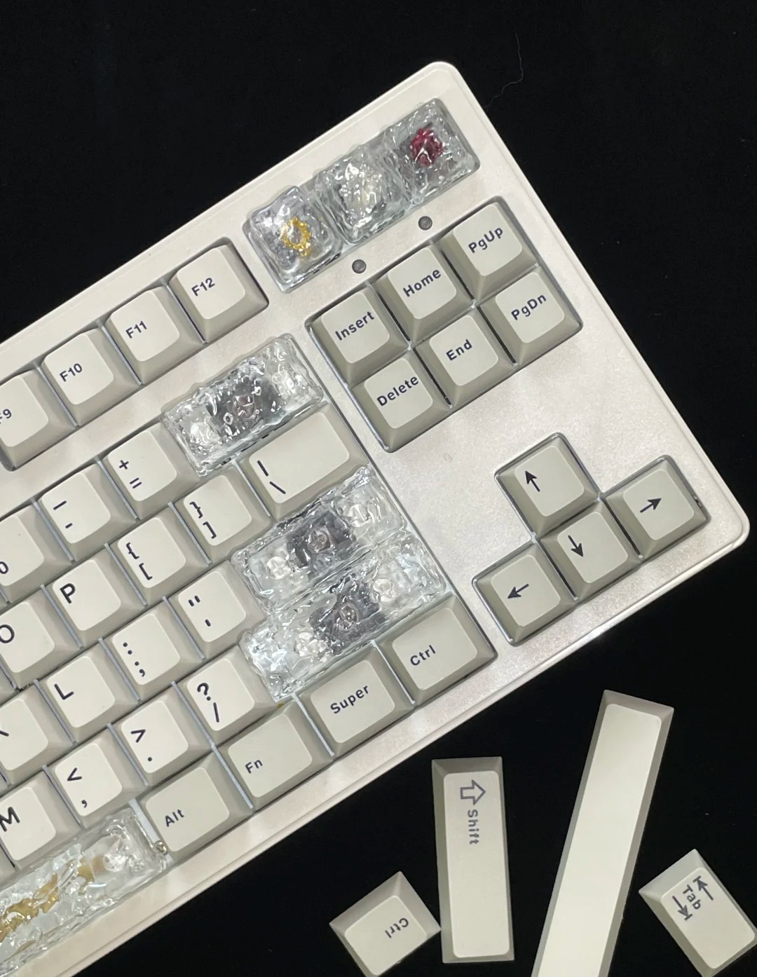 Ice cube shaped design with personalized keycaps, transparent ice creative decoration keycap set with large key positions