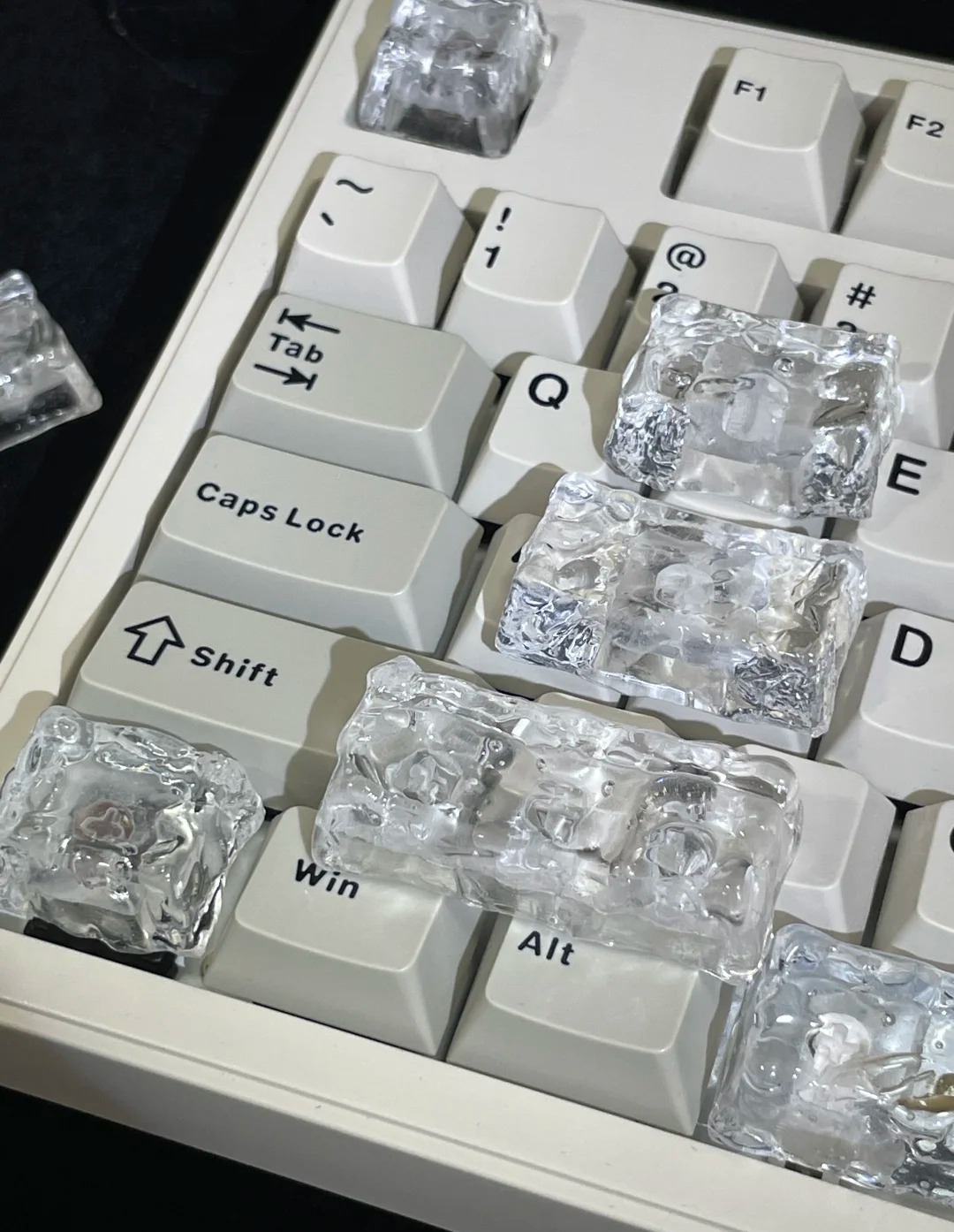 Ice cube shaped design with personalized keycaps, transparent ice creative decoration keycap set with large key positions