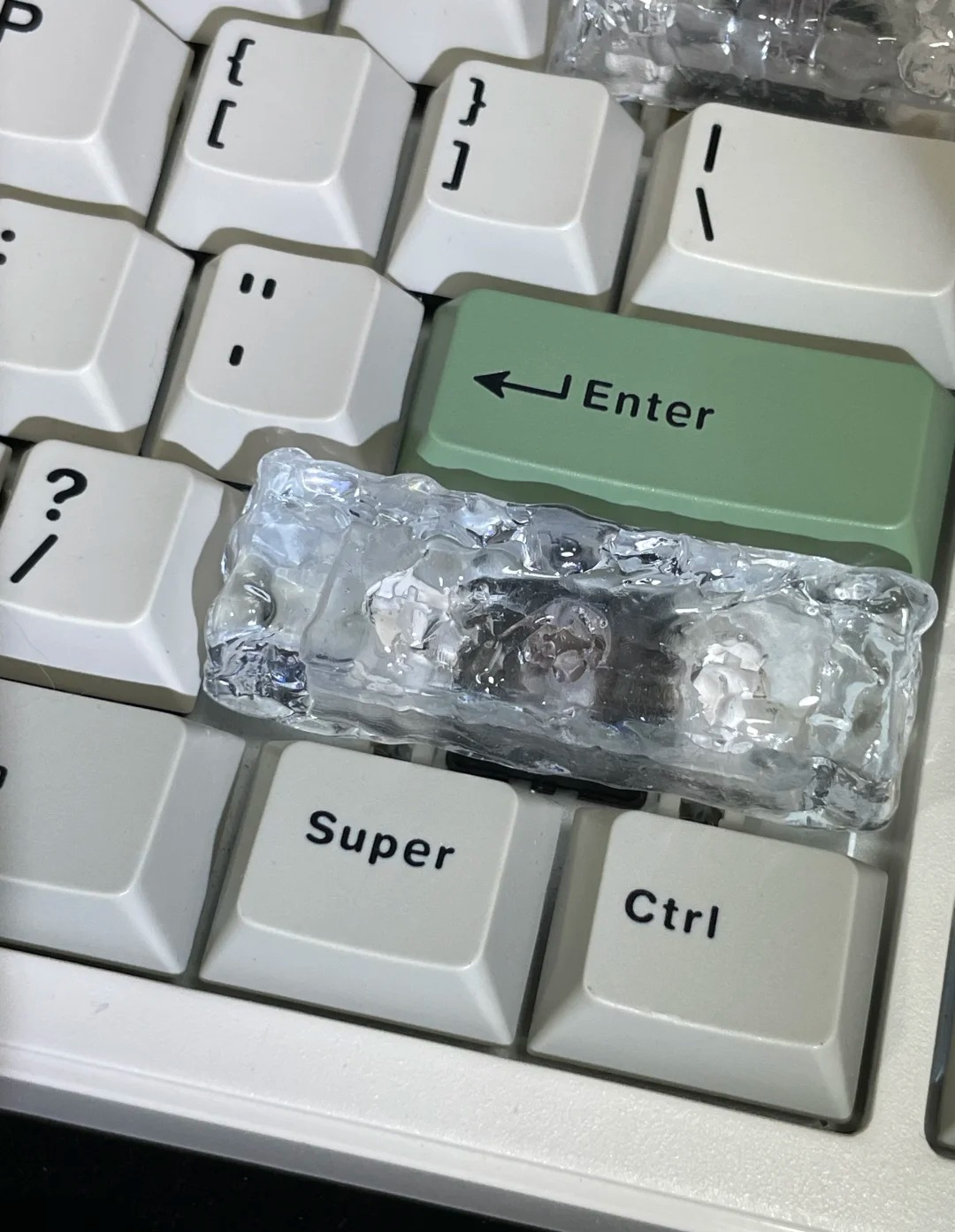Ice cube shaped design with personalized keycaps, transparent ice creative decoration keycap set with large key positions