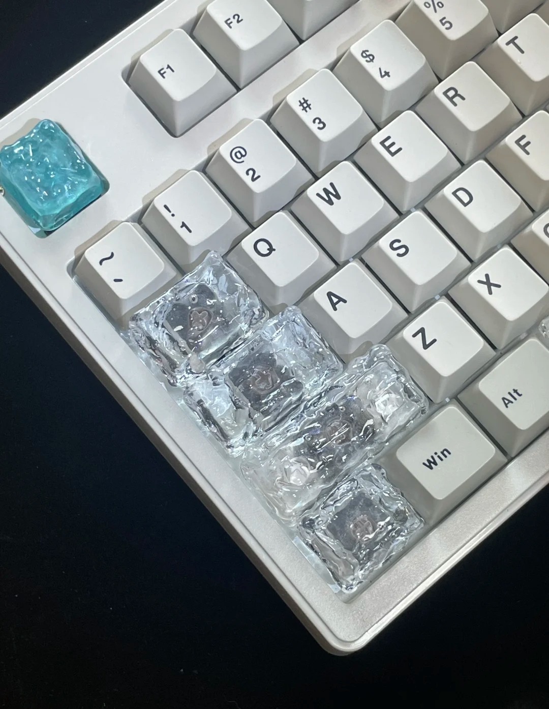 Ice cube shaped design with personalized keycaps, transparent ice creative decoration keycap set with large key positions
